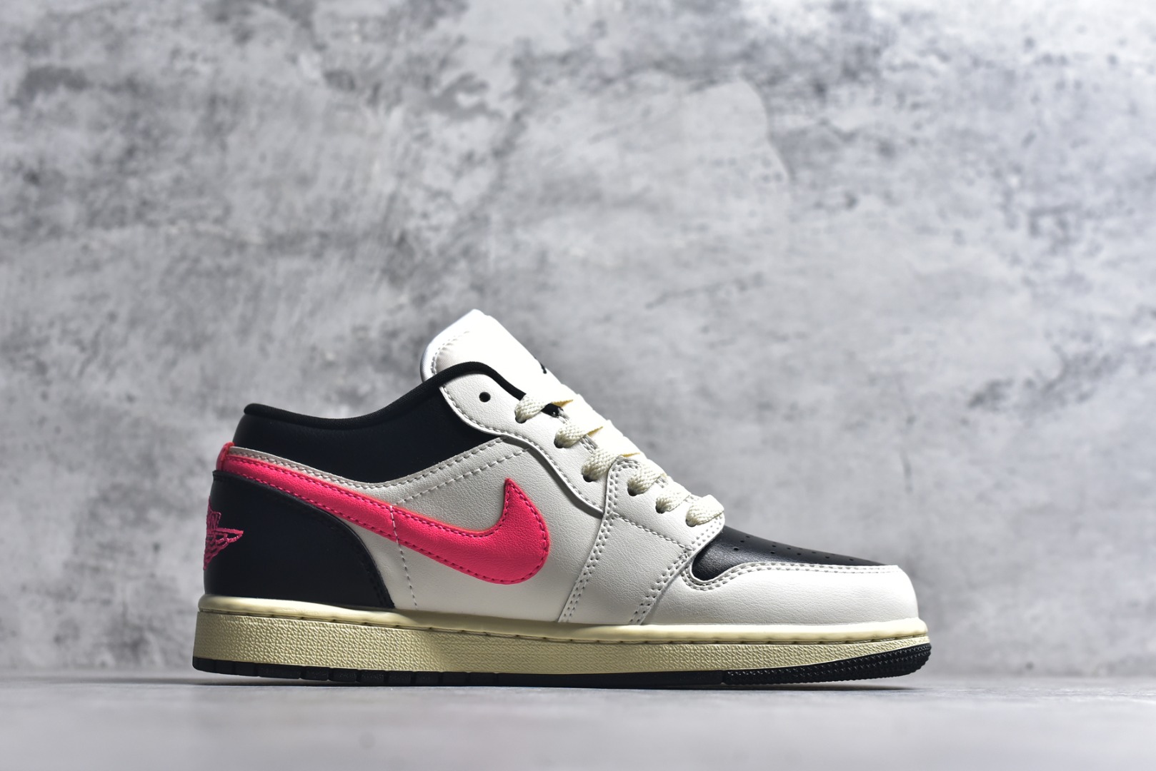 图片[3]-#Air Jordan AJ1 Low 低帮 DC0774-107 全新流水线出品 DT版本唯一平替选择 市场第二梯队最强版 全部原鞋开发 原楦原纸板开发 全鞋电脑针车 原厂内置全掌气垫 原盒内在原标 唯一Zp原版鞋带绑法 免检产品 全新2022版型 全头层皮料 完美零毛边处理 原厂配置全掌气垫 价格定位良心 几十个配色陆续出货 实拍调校N版已经零色差零失真 百分百还原实物色彩所见即所得 不存在货不对板色差等低级问题 选购参考实物拍摄 不混卖不参货 只用心做好货严格选品 承诺混一赔十 尺码：36-46-选品中心