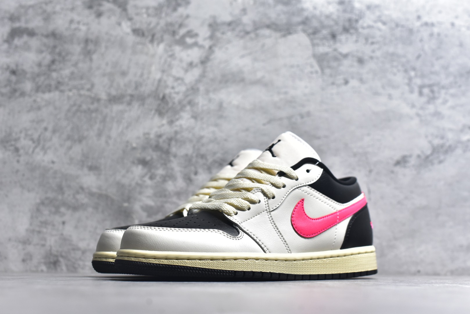 图片[2]-#Air Jordan AJ1 Low 低帮 DC0774-107 全新流水线出品 DT版本唯一平替选择 市场第二梯队最强版 全部原鞋开发 原楦原纸板开发 全鞋电脑针车 原厂内置全掌气垫 原盒内在原标 唯一Zp原版鞋带绑法 免检产品 全新2022版型 全头层皮料 完美零毛边处理 原厂配置全掌气垫 价格定位良心 几十个配色陆续出货 实拍调校N版已经零色差零失真 百分百还原实物色彩所见即所得 不存在货不对板色差等低级问题 选购参考实物拍摄 不混卖不参货 只用心做好货严格选品 承诺混一赔十 尺码：36-46-选品中心