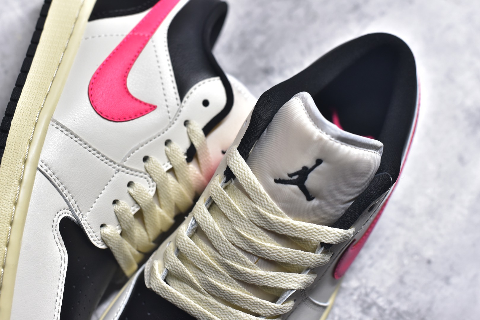 图片[9]-#Air Jordan AJ1 Low 低帮 DC0774-107 全新流水线出品 DT版本唯一平替选择 市场第二梯队最强版 全部原鞋开发 原楦原纸板开发 全鞋电脑针车 原厂内置全掌气垫 原盒内在原标 唯一Zp原版鞋带绑法 免检产品 全新2022版型 全头层皮料 完美零毛边处理 原厂配置全掌气垫 价格定位良心 几十个配色陆续出货 实拍调校N版已经零色差零失真 百分百还原实物色彩所见即所得 不存在货不对板色差等低级问题 选购参考实物拍摄 不混卖不参货 只用心做好货严格选品 承诺混一赔十 尺码：36-46-选品中心