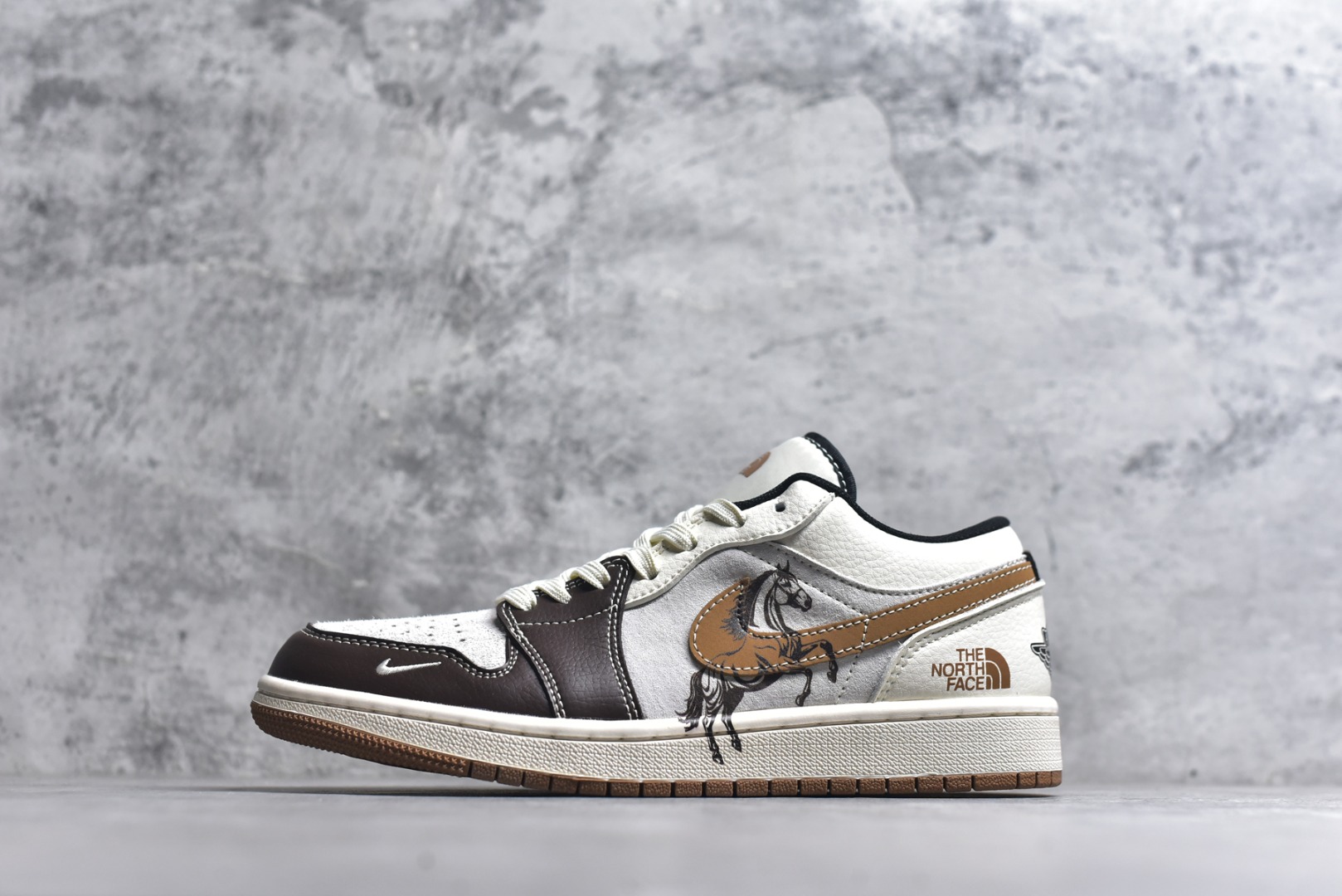 #2026年新款限量发售！Nike Jordan Air Jordan 1“ 北面联名——马年限定” 高端定制 低帮 复古 减震 防滑 耐磨 篮球鞋 定制鞋盒 大厂纯原品质出货 超高清洁度 皮料切割干净无任何毛边 细节完美 货号：XX2624-024 尺码：36 36.5 37.5 38 38.5 39 40 40.5 41 42 42.5 43 44 44.5 45-选品中心