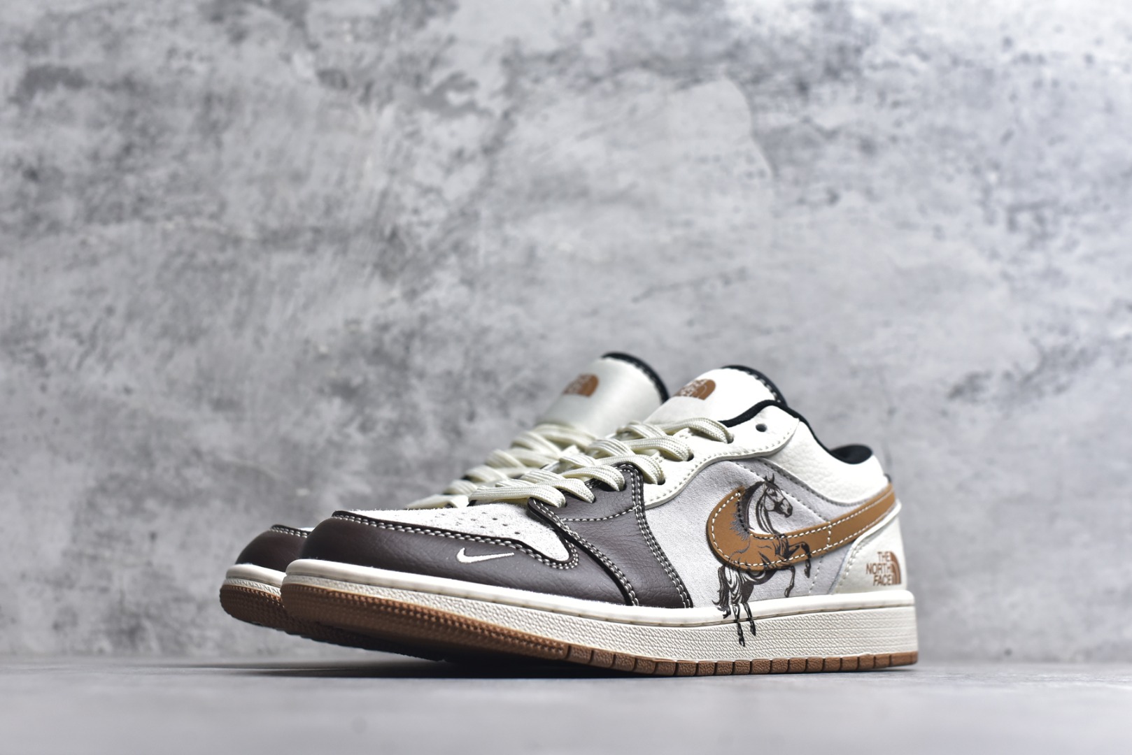 图片[2]-#2026年新款限量发售！Nike Jordan Air Jordan 1“ 北面联名——马年限定” 高端定制 低帮 复古 减震 防滑 耐磨 篮球鞋 定制鞋盒 大厂纯原品质出货 超高清洁度 皮料切割干净无任何毛边 细节完美 货号：XX2624-024 尺码：36 36.5 37.5 38 38.5 39 40 40.5 41 42 42.5 43 44 44.5 45-选品中心