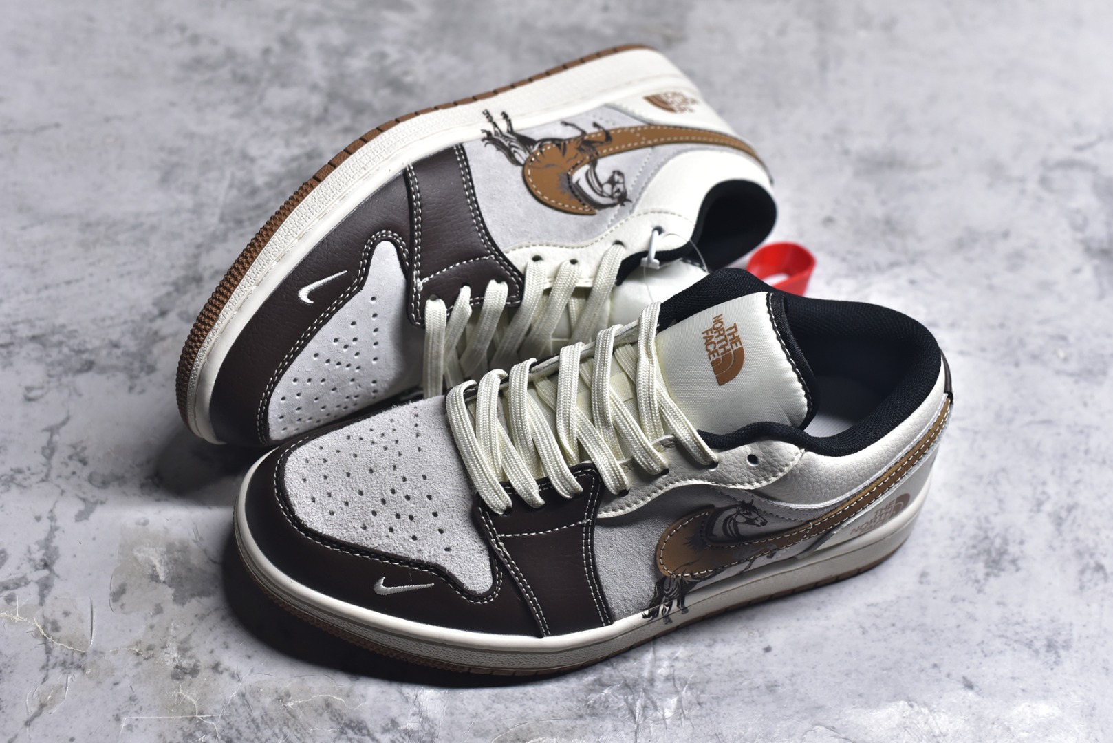 图片[7]-#2026年新款限量发售！Nike Jordan Air Jordan 1“ 北面联名——马年限定” 高端定制 低帮 复古 减震 防滑 耐磨 篮球鞋 定制鞋盒 大厂纯原品质出货 超高清洁度 皮料切割干净无任何毛边 细节完美 货号：XX2624-024 尺码：36 36.5 37.5 38 38.5 39 40 40.5 41 42 42.5 43 44 44.5 45-选品中心