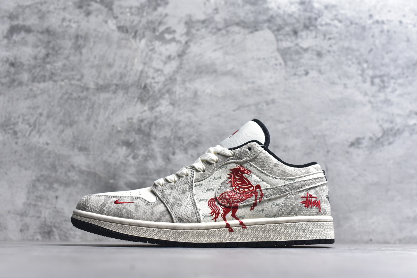 #海外爆款限量发售！Nike Jordan Air Jordan 1“ 马年限定——龙马精神” 高端定制 低帮 复古 减震 防滑 耐磨 篮球鞋 定制鞋盒 大厂纯原品质出货 超高清洁度 皮料切割干净无任何毛边 细节完美 货号：FC7688-200 尺码：36 36.5 37.5 38 38.5 39 40 40.5 41 42 42.5 43 44 44.5 45-选品中心