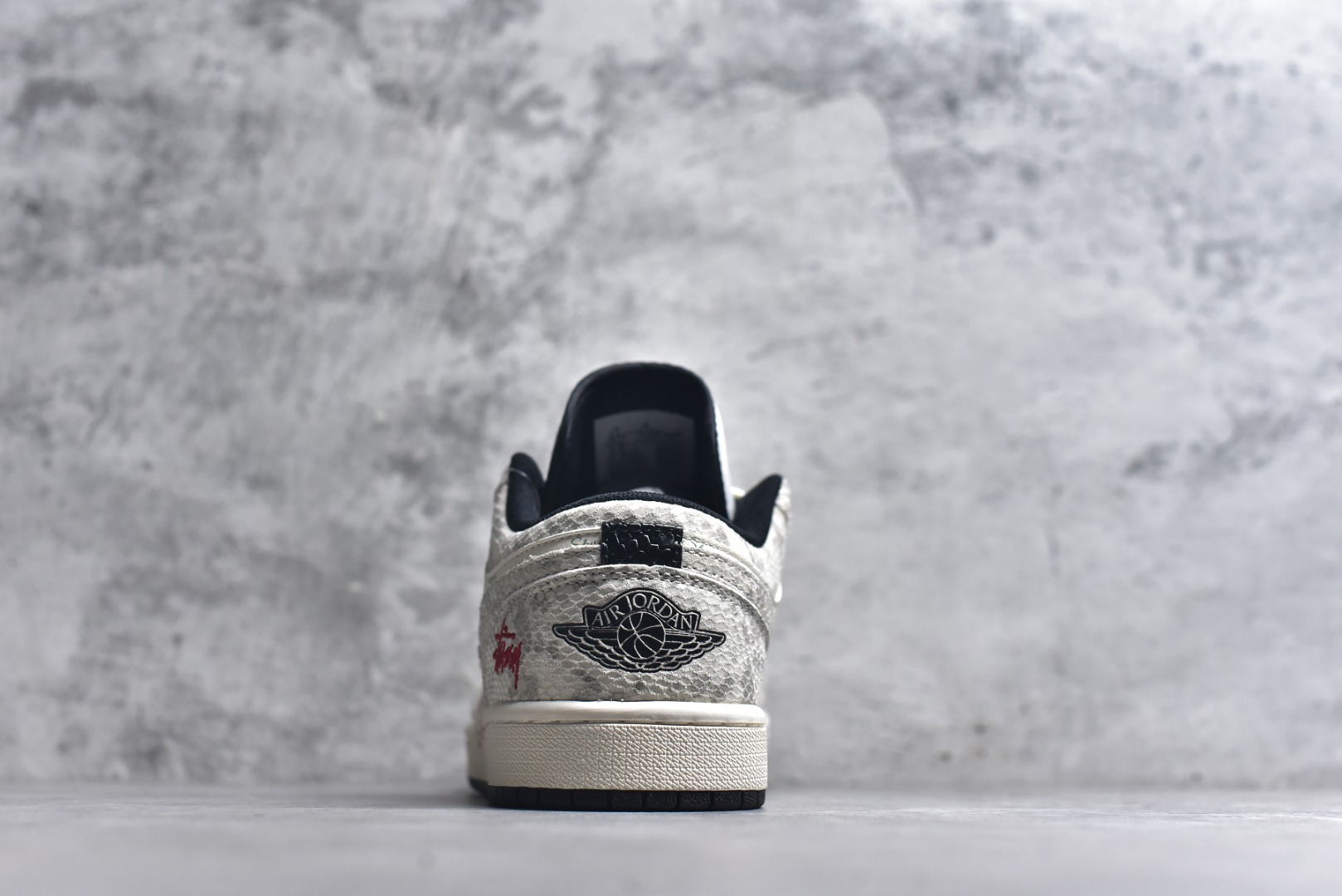 图片[5]-#海外爆款限量发售！Nike Jordan Air Jordan 1“ 马年限定——龙马精神” 高端定制 低帮 复古 减震 防滑 耐磨 篮球鞋 定制鞋盒 大厂纯原品质出货 超高清洁度 皮料切割干净无任何毛边 细节完美 货号：FC7688-200 尺码：36 36.5 37.5 38 38.5 39 40 40.5 41 42 42.5 43 44 44.5 45-选品中心