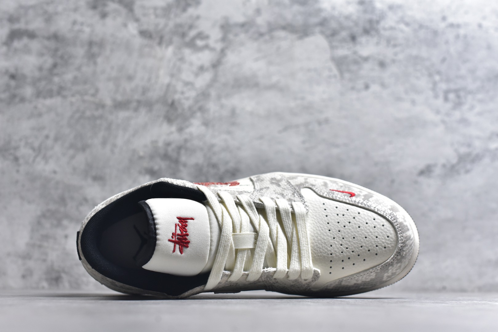 图片[4]-#海外爆款限量发售！Nike Jordan Air Jordan 1“ 马年限定——龙马精神” 高端定制 低帮 复古 减震 防滑 耐磨 篮球鞋 定制鞋盒 大厂纯原品质出货 超高清洁度 皮料切割干净无任何毛边 细节完美 货号：FC7688-200 尺码：36 36.5 37.5 38 38.5 39 40 40.5 41 42 42.5 43 44 44.5 45-选品中心