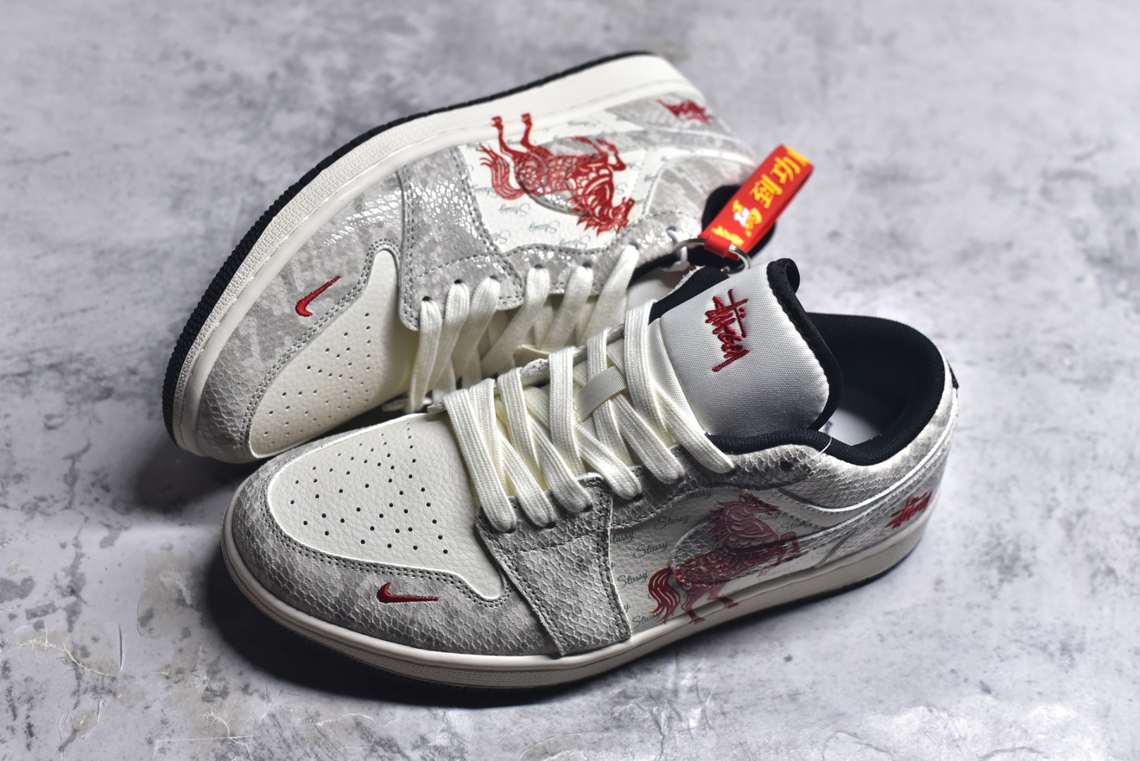 图片[7]-#海外爆款限量发售！Nike Jordan Air Jordan 1“ 马年限定——龙马精神” 高端定制 低帮 复古 减震 防滑 耐磨 篮球鞋 定制鞋盒 大厂纯原品质出货 超高清洁度 皮料切割干净无任何毛边 细节完美 货号：FC7688-200 尺码：36 36.5 37.5 38 38.5 39 40 40.5 41 42 42.5 43 44 44.5 45-选品中心