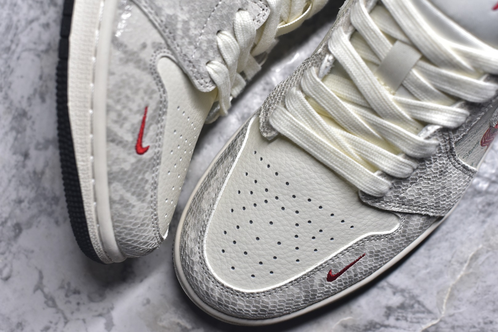 图片[8]-#海外爆款限量发售！Nike Jordan Air Jordan 1“ 马年限定——龙马精神” 高端定制 低帮 复古 减震 防滑 耐磨 篮球鞋 定制鞋盒 大厂纯原品质出货 超高清洁度 皮料切割干净无任何毛边 细节完美 货号：FC7688-200 尺码：36 36.5 37.5 38 38.5 39 40 40.5 41 42 42.5 43 44 44.5 45-选品中心