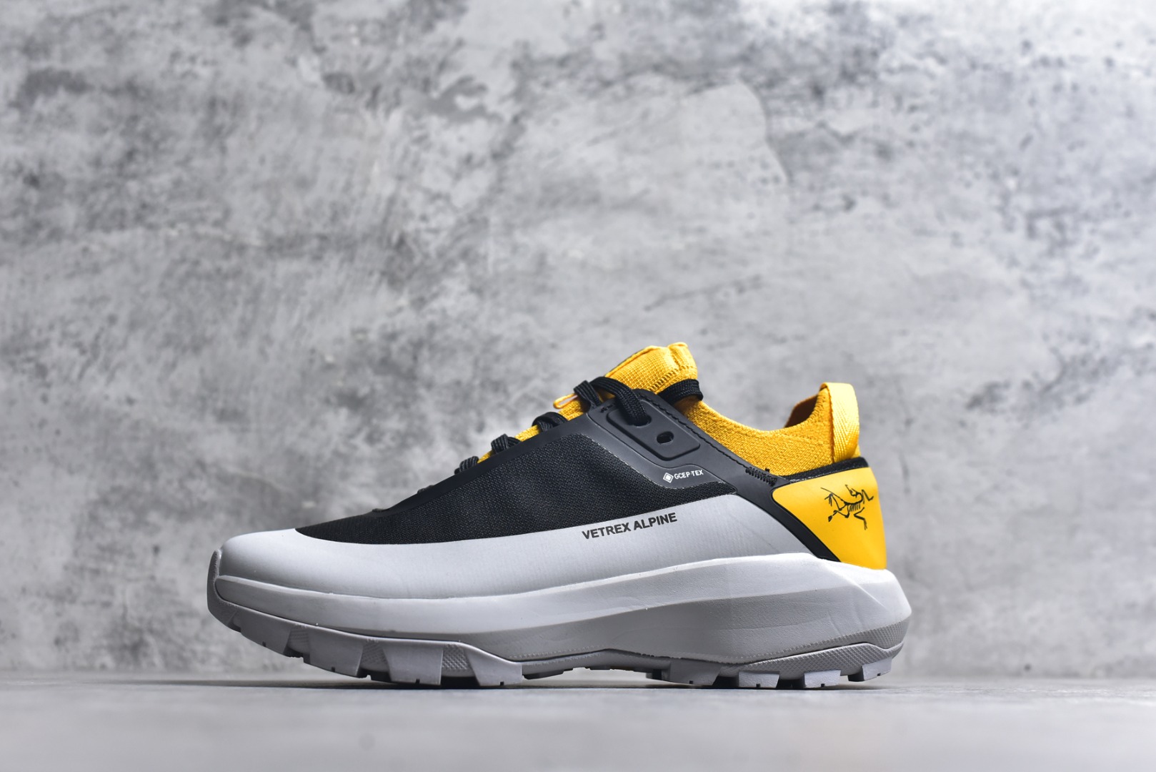 #Arcteryx Vertex Alpine GTX阿尔卑斯山顶峰系列低帮越野徒步户外运动登山运动鞋 这款GORE-TEX鞋履适合希望在技术路线上更快前进的山地跑步者穿着，无需担心地形条件如何。中底的Rocker Geometry几何结构设计带来推进力，并采用InFuse材料制成，这是一种轻质、高响应性的EVA和聚烯烃合成材料，可提供回弹并吸收冲击力。抓地平稳的Vibram Megagrip外底采用LITEBASE技术，在减轻重量的同时不影响性能，而多向凸耳花纹设计带来更强的抓地力。鞋身贴合包裹脚部，针织鞋领可阻挡碎屑进鞋。实拍调校N版已经零色差零失真 百分百还原实物色彩所见即所得 不存在货不对板色差等低级问题 选购参考实物拍摄 不混卖不参货 只用心做好货严格选品 承诺混一赔十 尺码：36 36.5 37.5 38 38.5 39 40 40.5 41 42 42.5 43 44 44.5 45-选品中心