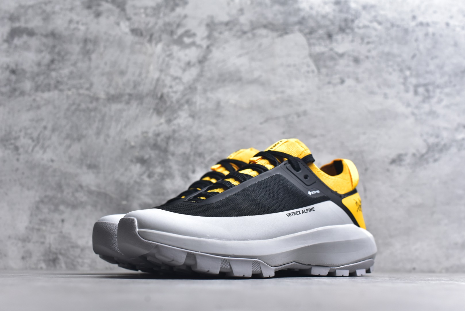 图片[2]-#Arcteryx Vertex Alpine GTX阿尔卑斯山顶峰系列低帮越野徒步户外运动登山运动鞋 这款GORE-TEX鞋履适合希望在技术路线上更快前进的山地跑步者穿着，无需担心地形条件如何。中底的Rocker Geometry几何结构设计带来推进力，并采用InFuse材料制成，这是一种轻质、高响应性的EVA和聚烯烃合成材料，可提供回弹并吸收冲击力。抓地平稳的Vibram Megagrip外底采用LITEBASE技术，在减轻重量的同时不影响性能，而多向凸耳花纹设计带来更强的抓地力。鞋身贴合包裹脚部，针织鞋领可阻挡碎屑进鞋。实拍调校N版已经零色差零失真 百分百还原实物色彩所见即所得 不存在货不对板色差等低级问题 选购参考实物拍摄 不混卖不参货 只用心做好货严格选品 承诺混一赔十 尺码：36 36.5 37.5 38 38.5 39 40 40.5 41 42 42.5 43 44 44.5 45-选品中心