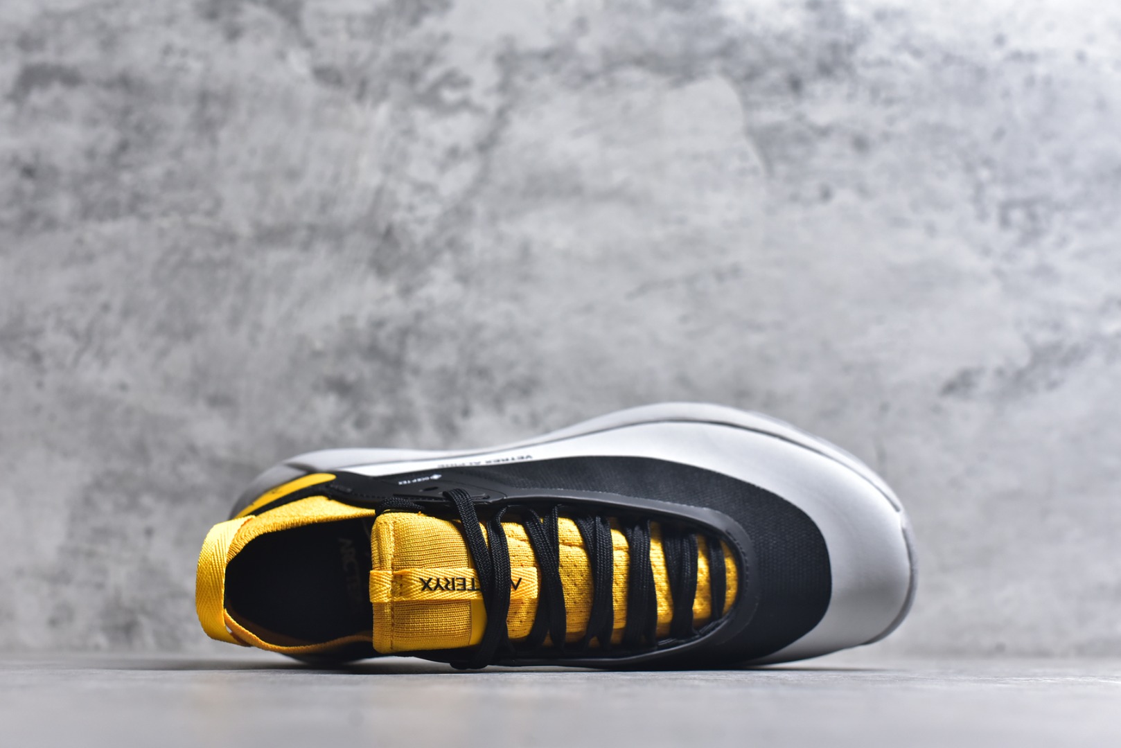 图片[4]-#Arcteryx Vertex Alpine GTX阿尔卑斯山顶峰系列低帮越野徒步户外运动登山运动鞋 这款GORE-TEX鞋履适合希望在技术路线上更快前进的山地跑步者穿着，无需担心地形条件如何。中底的Rocker Geometry几何结构设计带来推进力，并采用InFuse材料制成，这是一种轻质、高响应性的EVA和聚烯烃合成材料，可提供回弹并吸收冲击力。抓地平稳的Vibram Megagrip外底采用LITEBASE技术，在减轻重量的同时不影响性能，而多向凸耳花纹设计带来更强的抓地力。鞋身贴合包裹脚部，针织鞋领可阻挡碎屑进鞋。实拍调校N版已经零色差零失真 百分百还原实物色彩所见即所得 不存在货不对板色差等低级问题 选购参考实物拍摄 不混卖不参货 只用心做好货严格选品 承诺混一赔十 尺码：36 36.5 37.5 38 38.5 39 40 40.5 41 42 42.5 43 44 44.5 45-选品中心