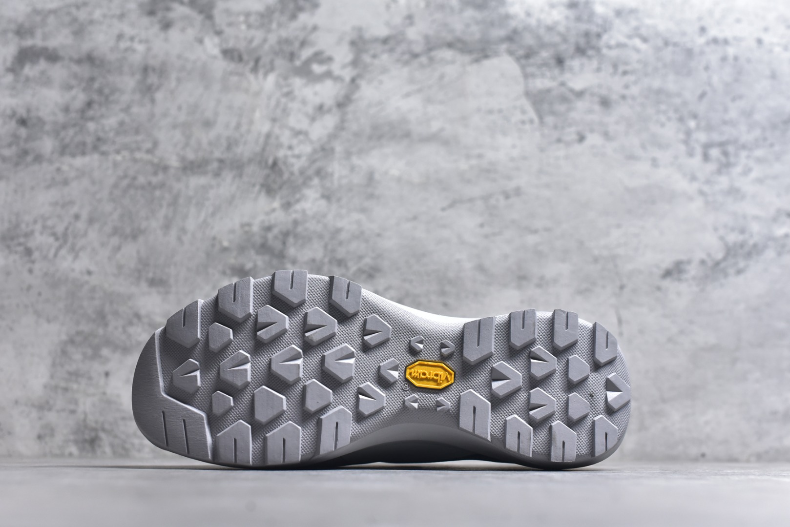 图片[6]-#Arcteryx Vertex Alpine GTX阿尔卑斯山顶峰系列低帮越野徒步户外运动登山运动鞋 这款GORE-TEX鞋履适合希望在技术路线上更快前进的山地跑步者穿着，无需担心地形条件如何。中底的Rocker Geometry几何结构设计带来推进力，并采用InFuse材料制成，这是一种轻质、高响应性的EVA和聚烯烃合成材料，可提供回弹并吸收冲击力。抓地平稳的Vibram Megagrip外底采用LITEBASE技术，在减轻重量的同时不影响性能，而多向凸耳花纹设计带来更强的抓地力。鞋身贴合包裹脚部，针织鞋领可阻挡碎屑进鞋。实拍调校N版已经零色差零失真 百分百还原实物色彩所见即所得 不存在货不对板色差等低级问题 选购参考实物拍摄 不混卖不参货 只用心做好货严格选品 承诺混一赔十 尺码：36 36.5 37.5 38 38.5 39 40 40.5 41 42 42.5 43 44 44.5 45-选品中心