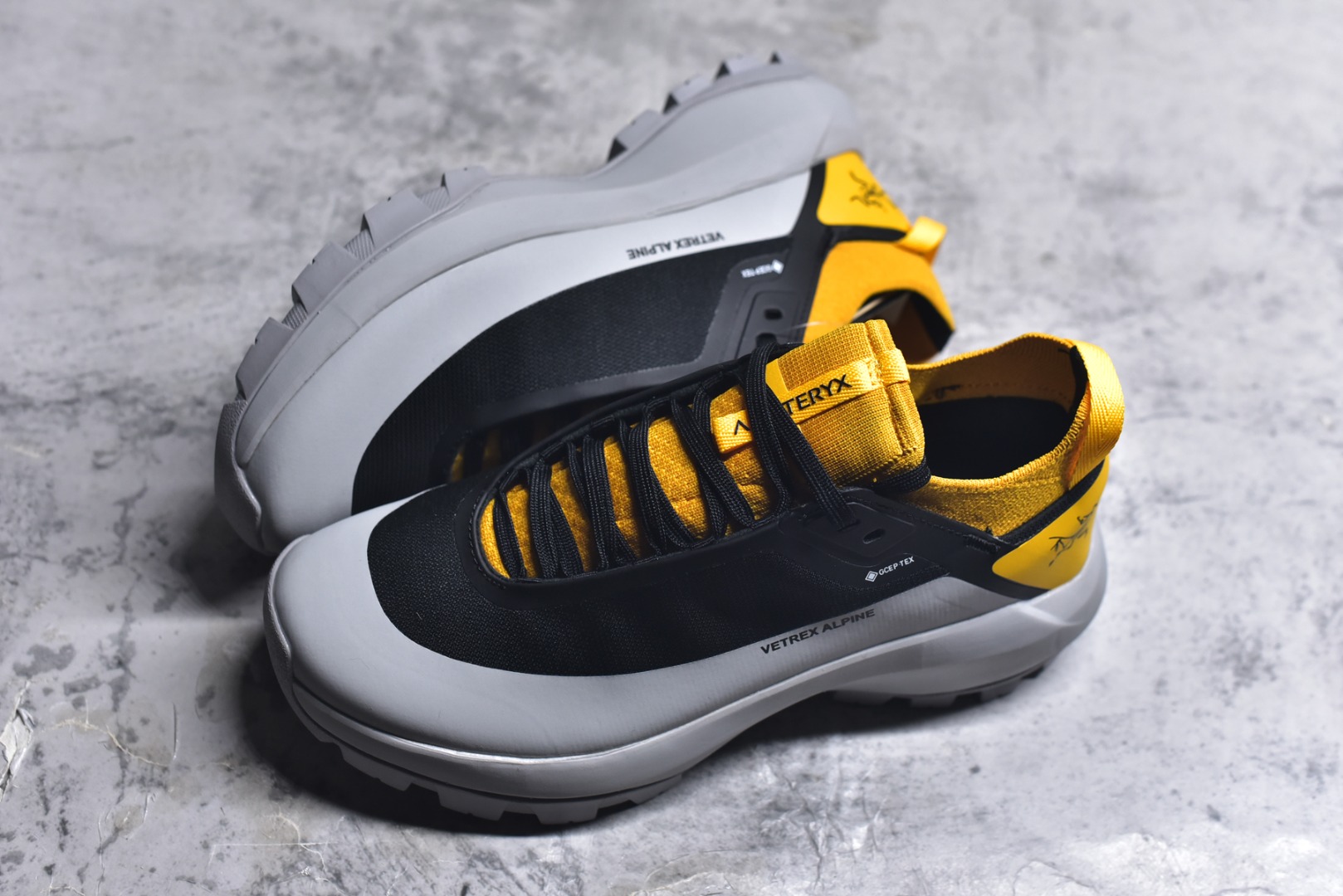 图片[7]-#Arcteryx Vertex Alpine GTX阿尔卑斯山顶峰系列低帮越野徒步户外运动登山运动鞋 这款GORE-TEX鞋履适合希望在技术路线上更快前进的山地跑步者穿着，无需担心地形条件如何。中底的Rocker Geometry几何结构设计带来推进力，并采用InFuse材料制成，这是一种轻质、高响应性的EVA和聚烯烃合成材料，可提供回弹并吸收冲击力。抓地平稳的Vibram Megagrip外底采用LITEBASE技术，在减轻重量的同时不影响性能，而多向凸耳花纹设计带来更强的抓地力。鞋身贴合包裹脚部，针织鞋领可阻挡碎屑进鞋。实拍调校N版已经零色差零失真 百分百还原实物色彩所见即所得 不存在货不对板色差等低级问题 选购参考实物拍摄 不混卖不参货 只用心做好货严格选品 承诺混一赔十 尺码：36 36.5 37.5 38 38.5 39 40 40.5 41 42 42.5 43 44 44.5 45-选品中心