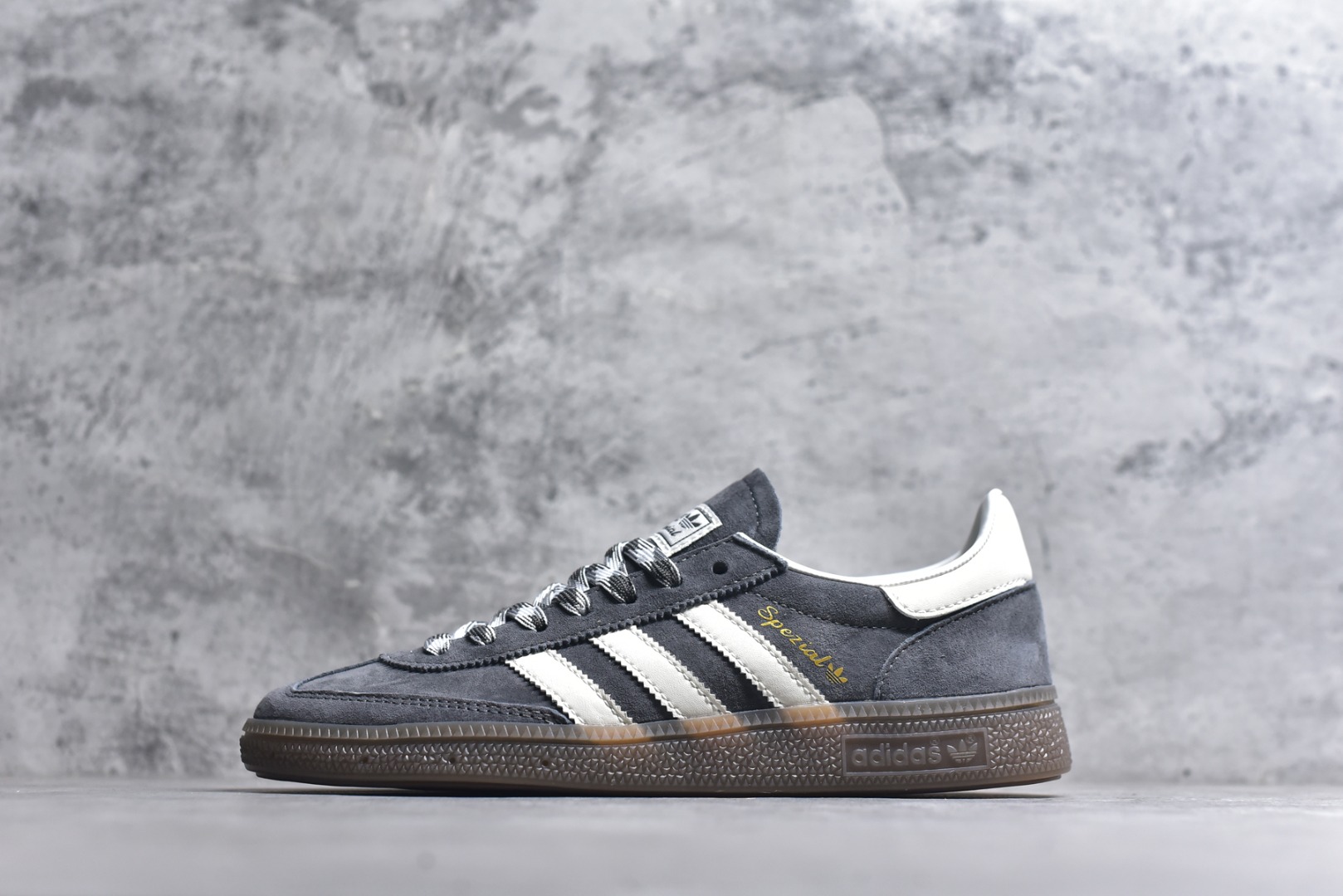 #Adidas Samba 桑巴舞街头系列德训运动板鞋 采用固色翻毛皮组合牛剖革鞋面材质 货号：KJ6303 尺码：35.5-45-选品中心