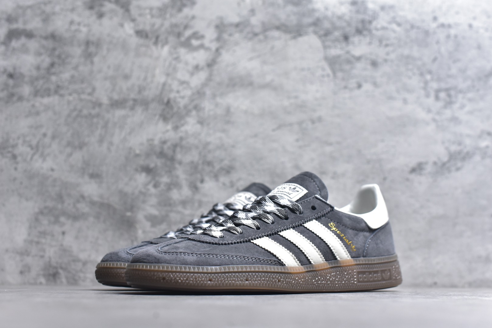 图片[2]-#Adidas Samba 桑巴舞街头系列德训运动板鞋 采用固色翻毛皮组合牛剖革鞋面材质 货号：KJ6303 尺码：35.5-45-选品中心