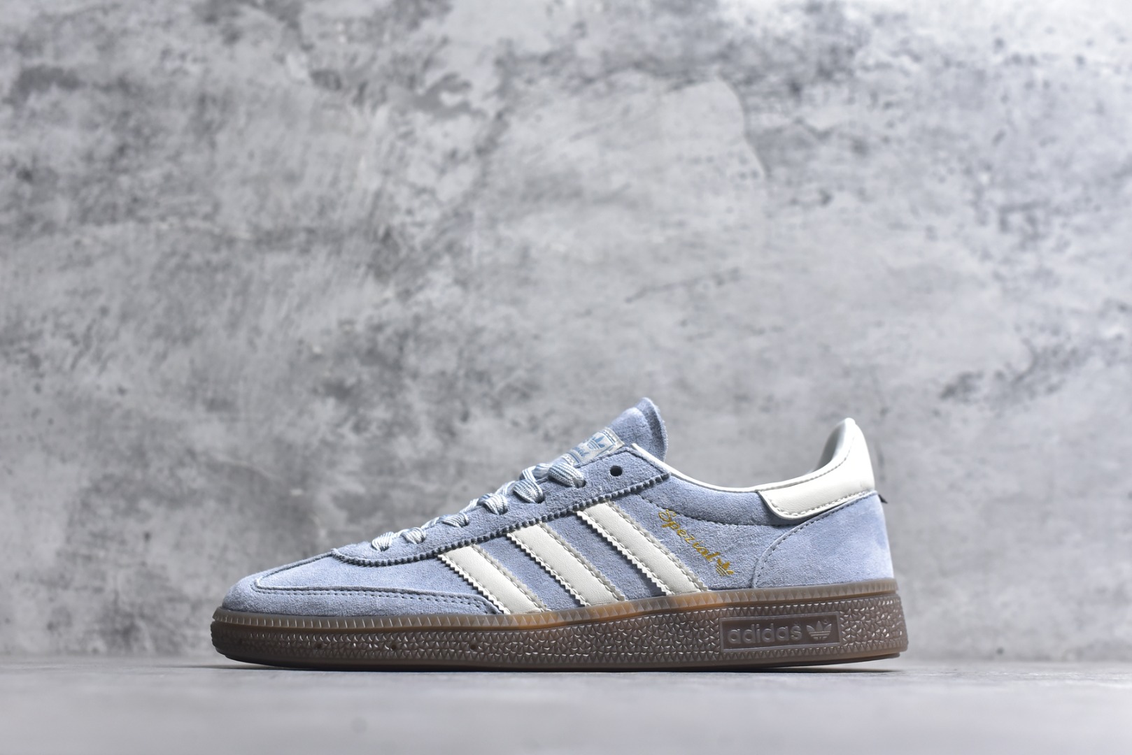 #Adidas Samba 桑巴舞街头系列德训运动板鞋 采用固色翻毛皮组合牛剖革鞋面材质 货号：KI5933 尺码：35.5-45-选品中心