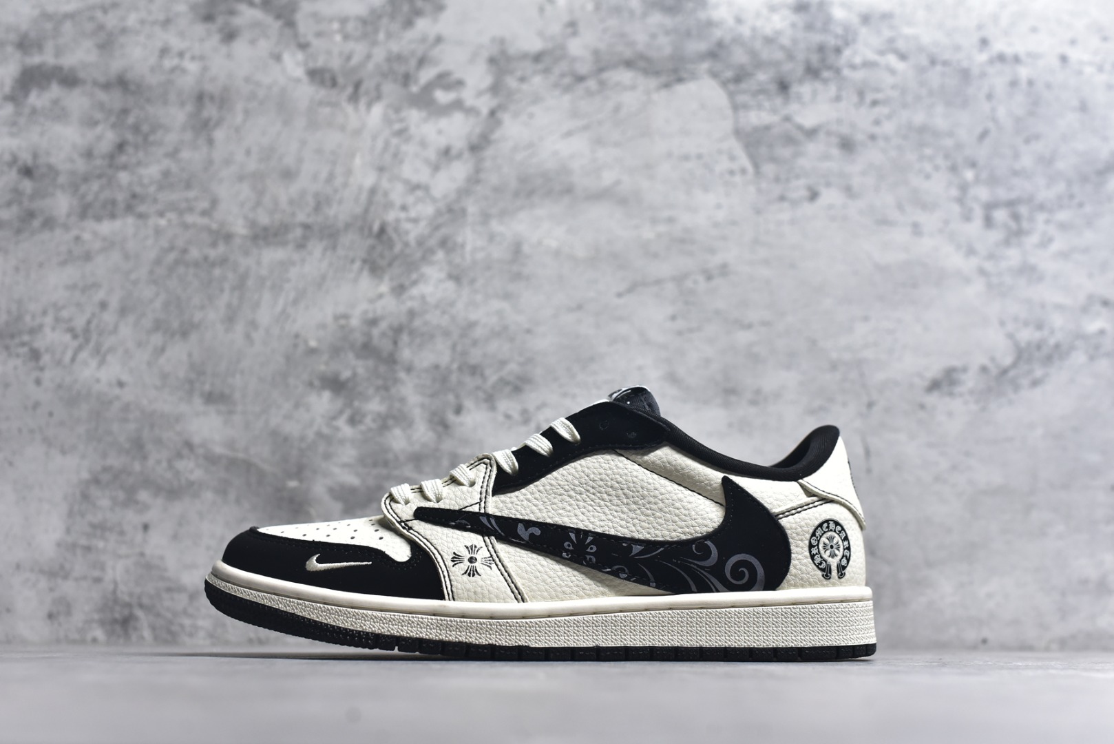 #海外爆款限量发售！ Travis Scott x Jordan 1 Low “克罗心联名——印花翻毛米黑” 高端定制 乔丹倒勾低帮休闲板鞋 大厂纯原品质出货 纯正版型 定制鞋盒 皮料切割干净无任何毛边 细节完美 超高清洁度 货号：DD7866-108 尺码：36 36.5 37.5 38 38.5 39 40 40.5 41 42 42.5 43 44 44.5 45-选品中心