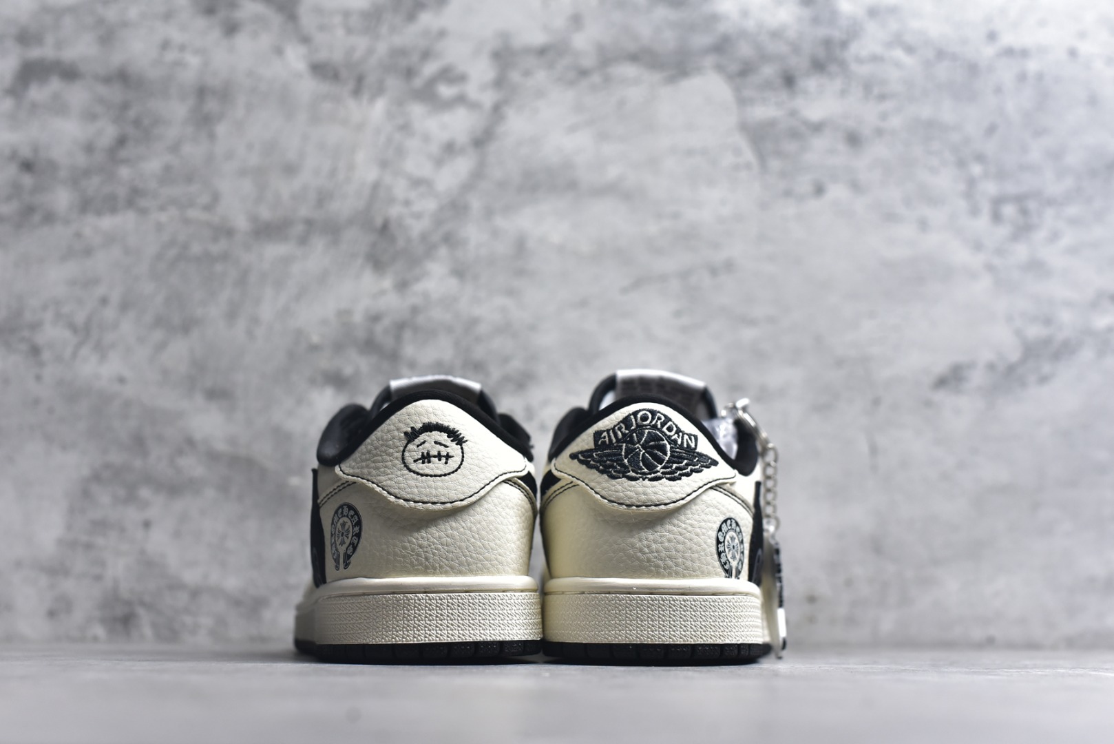 图片[5]-#海外爆款限量发售！ Travis Scott x Jordan 1 Low “克罗心联名——印花翻毛米黑” 高端定制 乔丹倒勾低帮休闲板鞋 大厂纯原品质出货 纯正版型 定制鞋盒 皮料切割干净无任何毛边 细节完美 超高清洁度 货号：DD7866-108 尺码：36 36.5 37.5 38 38.5 39 40 40.5 41 42 42.5 43 44 44.5 45-选品中心