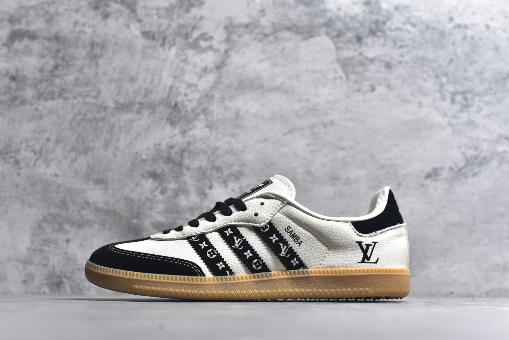 #Adidas Originals Samba ‘DIY’桑巴舞系列 阿迪达斯 三叶草绅士德训足球风百搭低帮休闲运动板鞋原装头层材料 用料绝不含糊 独家版型蒸餾加工帶來的是更好的视觉和脚感体验 清洁度 电绣工艺 皮料切割干净无任何毛边 细节完美货号：DX0003 尺码：36-45-选品中心