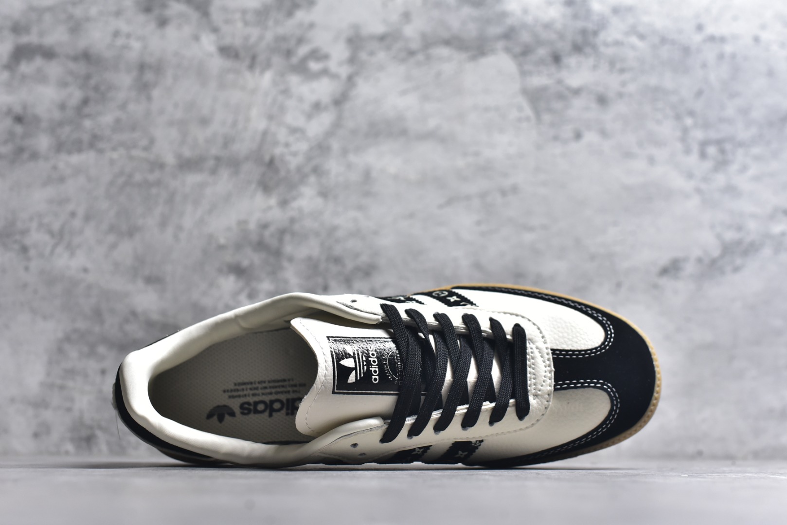 图片[4]-#Adidas Originals Samba ‘DIY’桑巴舞系列 阿迪达斯 三叶草绅士德训足球风百搭低帮休闲运动板鞋原装头层材料 用料绝不含糊 独家版型蒸餾加工帶來的是更好的视觉和脚感体验 清洁度 电绣工艺 皮料切割干净无任何毛边 细节完美货号：DX0003 尺码：36-45-选品中心