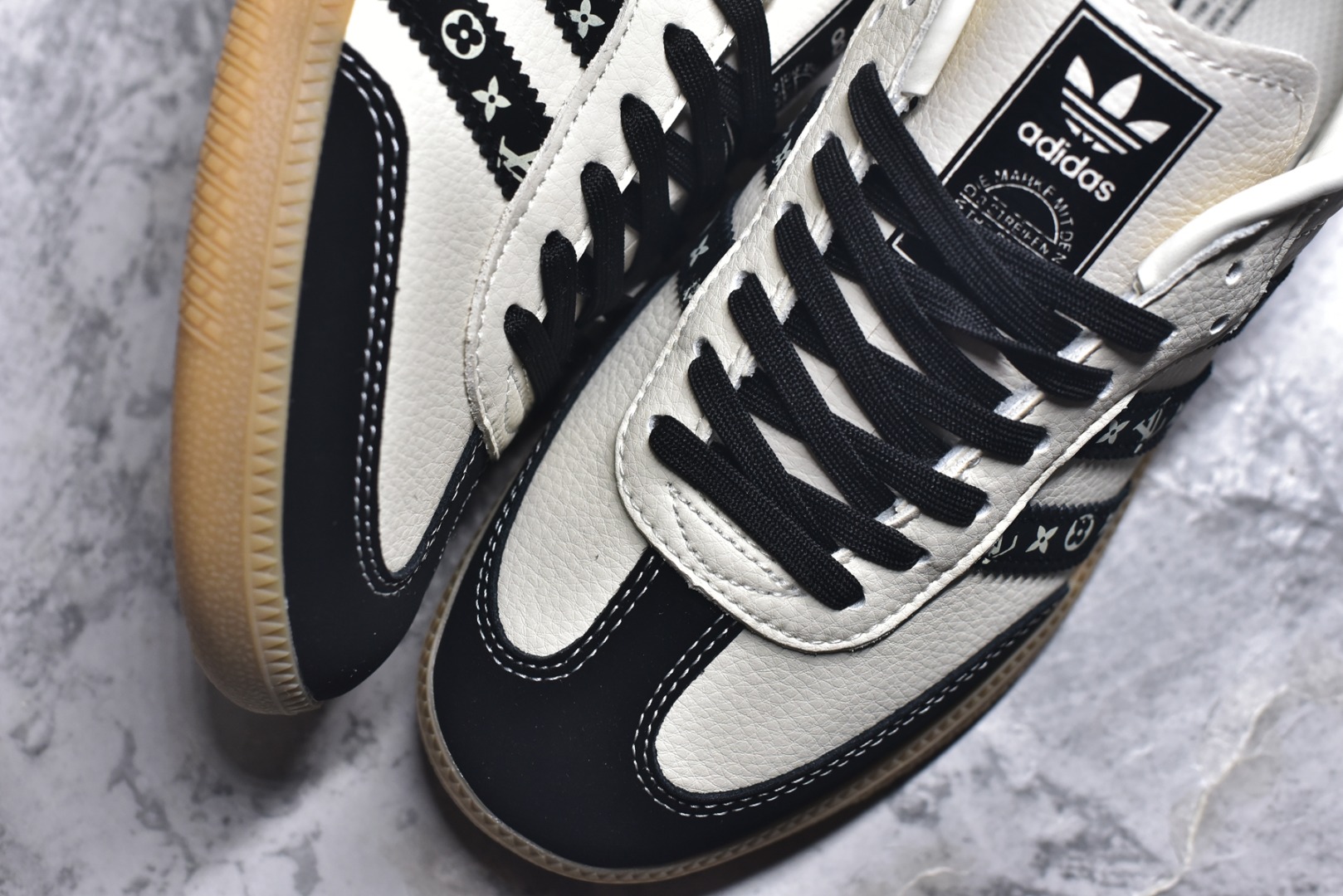 图片[8]-#Adidas Originals Samba ‘DIY’桑巴舞系列 阿迪达斯 三叶草绅士德训足球风百搭低帮休闲运动板鞋原装头层材料 用料绝不含糊 独家版型蒸餾加工帶來的是更好的视觉和脚感体验 清洁度 电绣工艺 皮料切割干净无任何毛边 细节完美货号：DX0003 尺码：36-45-选品中心