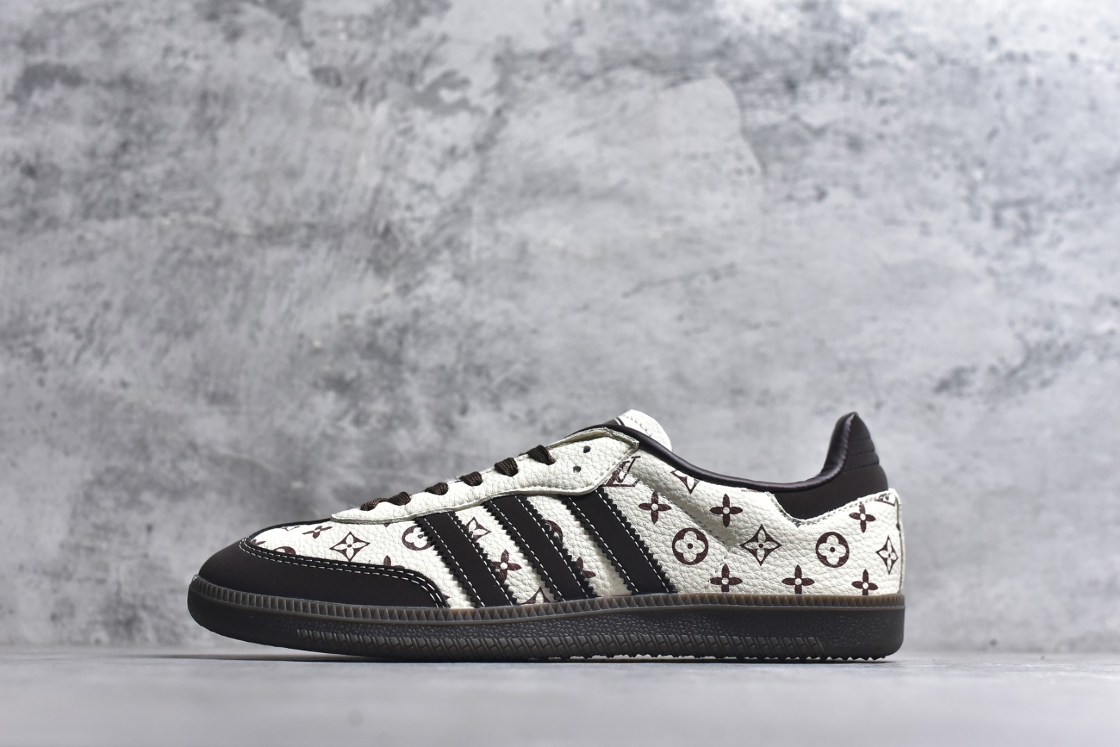 #独家实拍✨定制版adidas originals Samba OG x LV 桑巴舞系列复古经典轻便板鞋 此款以简约大方的造型设计 给人以随性休闲的时尚格调 穿着舒适轻便，运动灵活自如 满足日常个性穿搭 货号：DX0010 尺码：36 36.5 37 38 38.5 39 40 40.5 41 42 42.5 43 44 44.5 45-选品中心