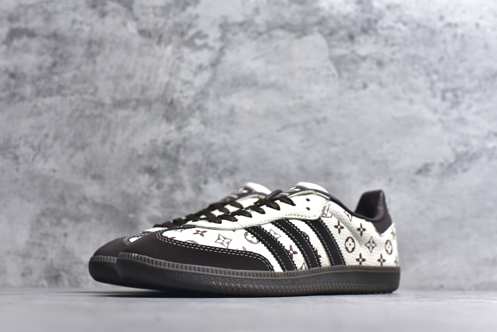 图片[2]-#独家实拍✨定制版adidas originals Samba OG x LV 桑巴舞系列复古经典轻便板鞋 此款以简约大方的造型设计 给人以随性休闲的时尚格调 穿着舒适轻便，运动灵活自如 满足日常个性穿搭 货号：DX0010 尺码：36 36.5 37 38 38.5 39 40 40.5 41 42 42.5 43 44 44.5 45-选品中心