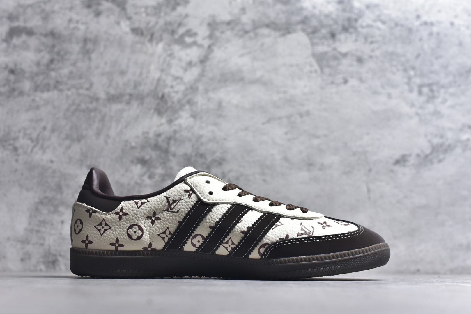 图片[3]-#独家实拍✨定制版adidas originals Samba OG x LV 桑巴舞系列复古经典轻便板鞋 此款以简约大方的造型设计 给人以随性休闲的时尚格调 穿着舒适轻便，运动灵活自如 满足日常个性穿搭 货号：DX0010 尺码：36 36.5 37 38 38.5 39 40 40.5 41 42 42.5 43 44 44.5 45-选品中心