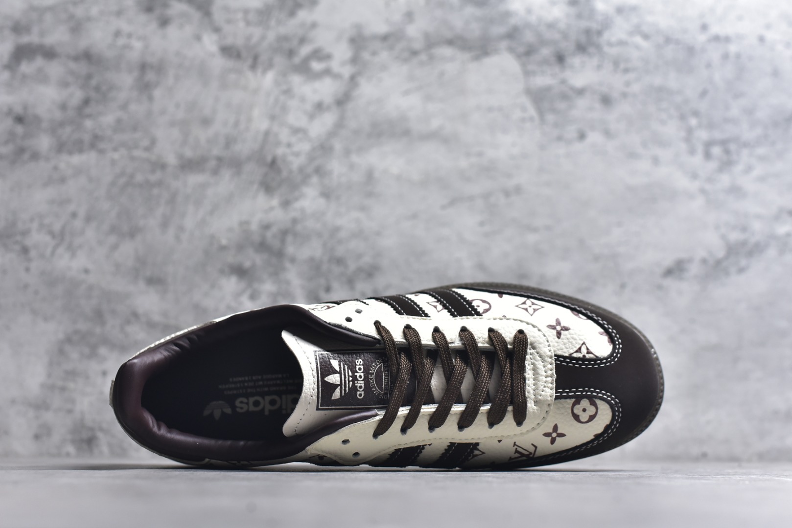 图片[4]-#独家实拍✨定制版adidas originals Samba OG x LV 桑巴舞系列复古经典轻便板鞋 此款以简约大方的造型设计 给人以随性休闲的时尚格调 穿着舒适轻便，运动灵活自如 满足日常个性穿搭 货号：DX0010 尺码：36 36.5 37 38 38.5 39 40 40.5 41 42 42.5 43 44 44.5 45-选品中心