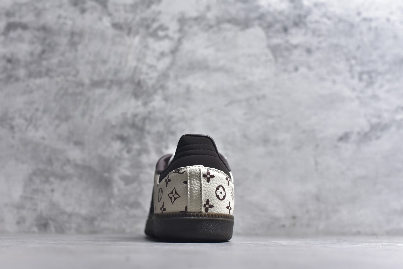 图片[5]-#独家实拍✨定制版adidas originals Samba OG x LV 桑巴舞系列复古经典轻便板鞋 此款以简约大方的造型设计 给人以随性休闲的时尚格调 穿着舒适轻便，运动灵活自如 满足日常个性穿搭 货号：DX0010 尺码：36 36.5 37 38 38.5 39 40 40.5 41 42 42.5 43 44 44.5 45-选品中心