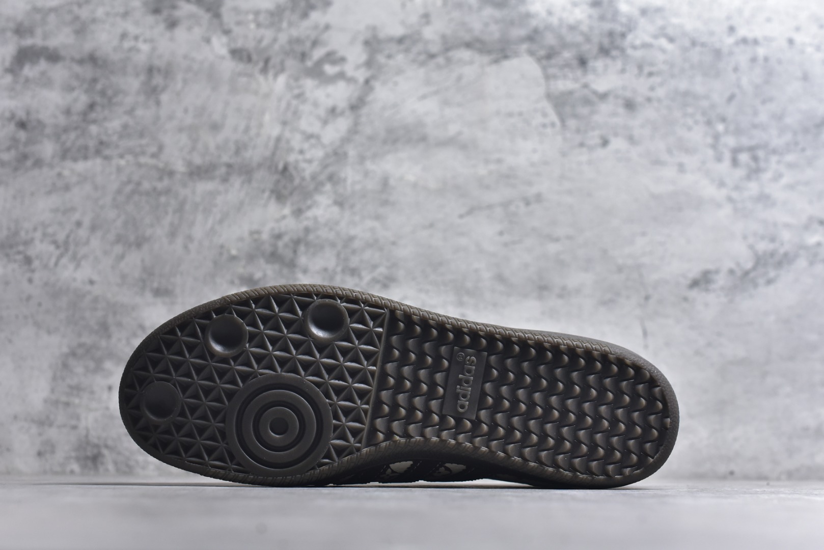 图片[6]-#独家实拍✨定制版adidas originals Samba OG x LV 桑巴舞系列复古经典轻便板鞋 此款以简约大方的造型设计 给人以随性休闲的时尚格调 穿着舒适轻便，运动灵活自如 满足日常个性穿搭 货号：DX0010 尺码：36 36.5 37 38 38.5 39 40 40.5 41 42 42.5 43 44 44.5 45-选品中心