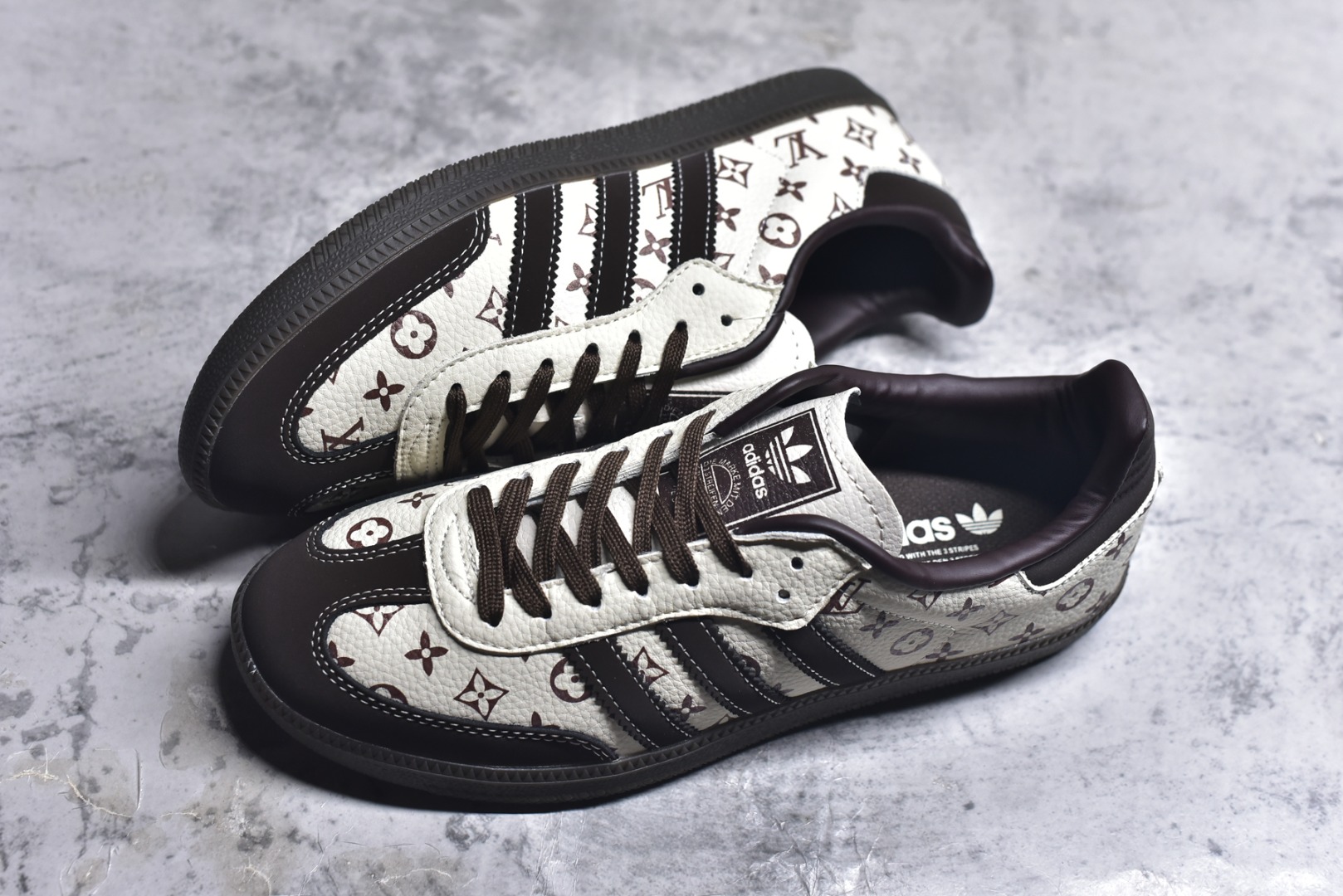 图片[7]-#独家实拍✨定制版adidas originals Samba OG x LV 桑巴舞系列复古经典轻便板鞋 此款以简约大方的造型设计 给人以随性休闲的时尚格调 穿着舒适轻便，运动灵活自如 满足日常个性穿搭 货号：DX0010 尺码：36 36.5 37 38 38.5 39 40 40.5 41 42 42.5 43 44 44.5 45-选品中心