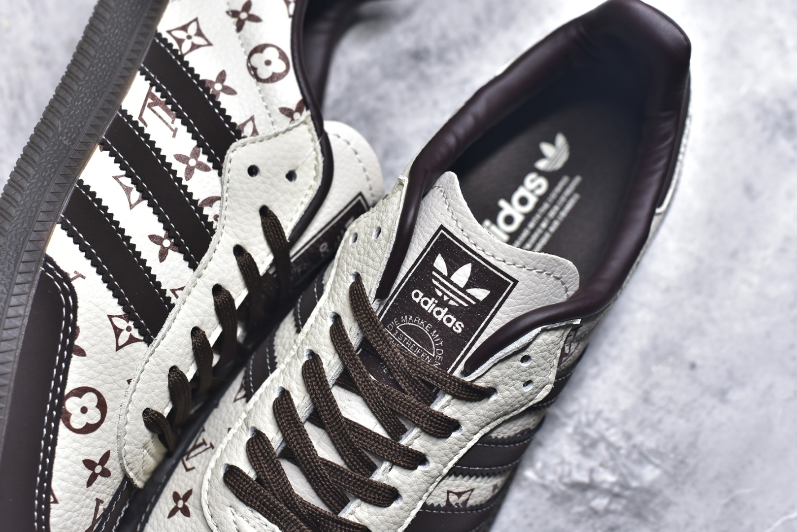 图片[9]-#独家实拍✨定制版adidas originals Samba OG x LV 桑巴舞系列复古经典轻便板鞋 此款以简约大方的造型设计 给人以随性休闲的时尚格调 穿着舒适轻便，运动灵活自如 满足日常个性穿搭 货号：DX0010 尺码：36 36.5 37 38 38.5 39 40 40.5 41 42 42.5 43 44 44.5 45-选品中心