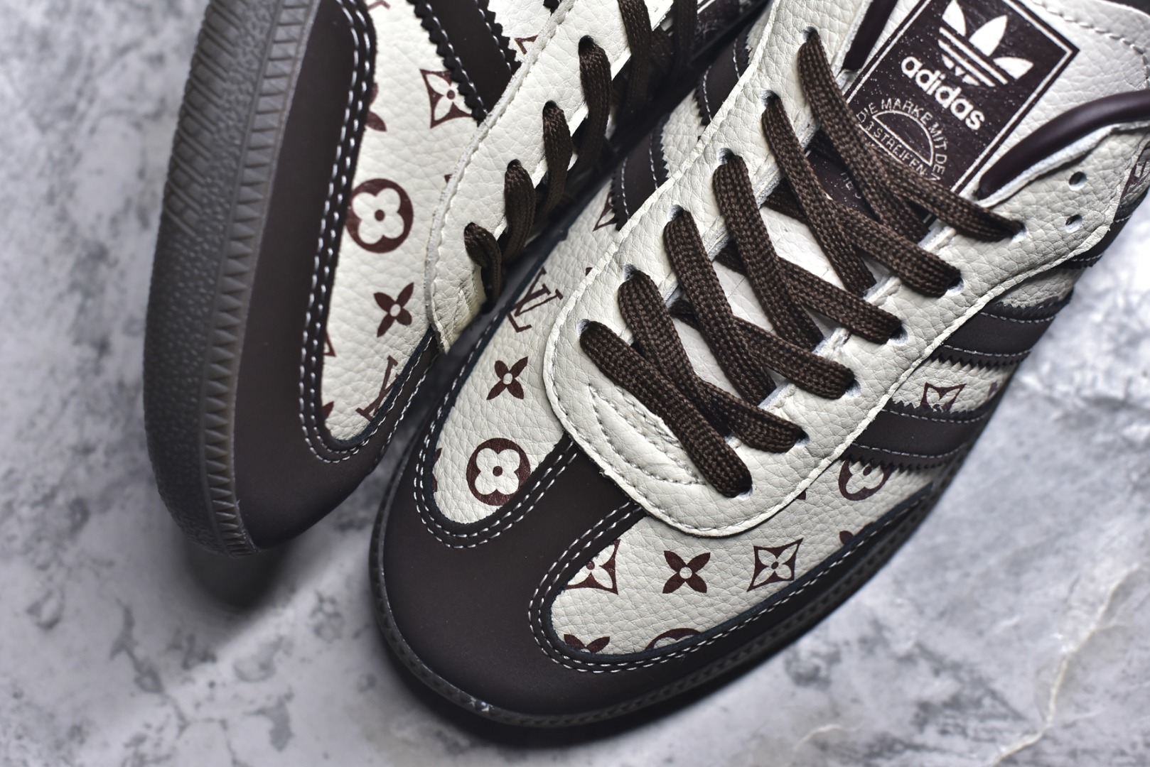 图片[8]-#独家实拍✨定制版adidas originals Samba OG x LV 桑巴舞系列复古经典轻便板鞋 此款以简约大方的造型设计 给人以随性休闲的时尚格调 穿着舒适轻便，运动灵活自如 满足日常个性穿搭 货号：DX0010 尺码：36 36.5 37 38 38.5 39 40 40.5 41 42 42.5 43 44 44.5 45-选品中心