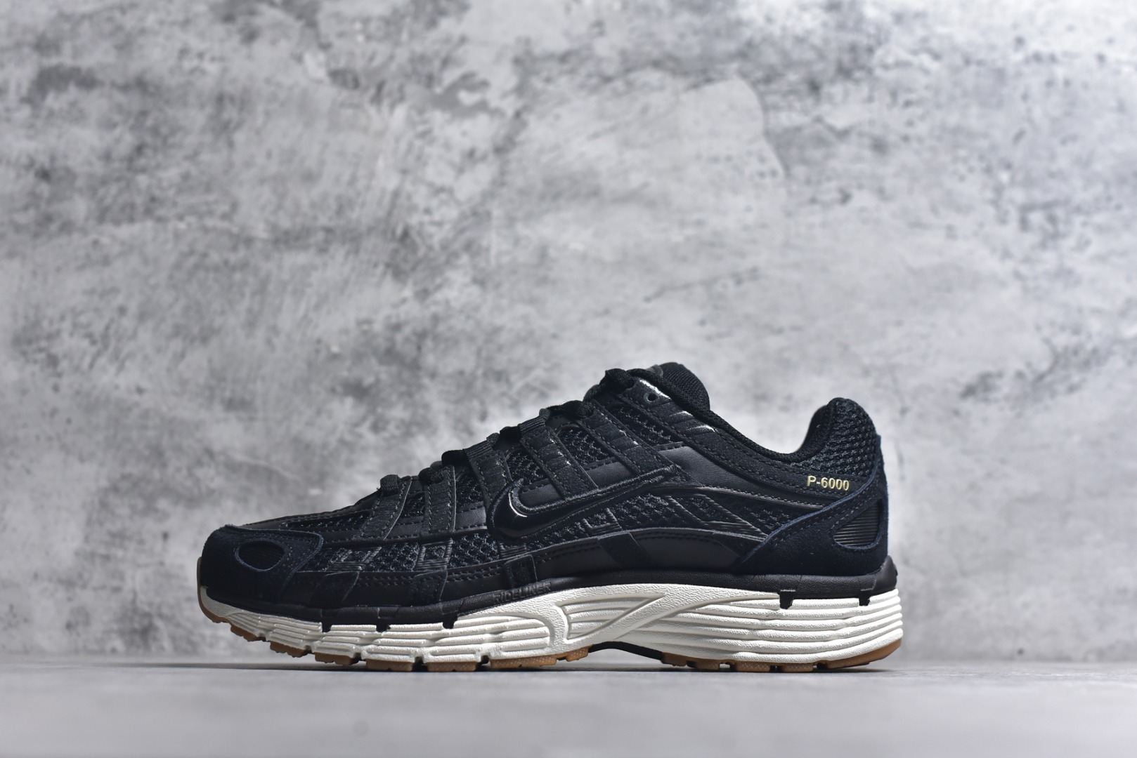 #NK P-6000 系列低帮复古老爹风休闲运动舒适慢跑鞋 HF0015-001 融合 Pegasus 过往运动鞋设计 助力 21 世纪早期跑步运动跃升时尚新高度 采用透气网眼布、运动风格线条和耐穿覆面 兼具吸睛外观和舒适感受 中底泡绵以田径赛道为灵感 打造厚实设计 缔造出众缓震性能 尺码：36 36.5 37.5 38 38.5 39 40 40.5 41 42 42.5 43 44 44.5 45-选品中心