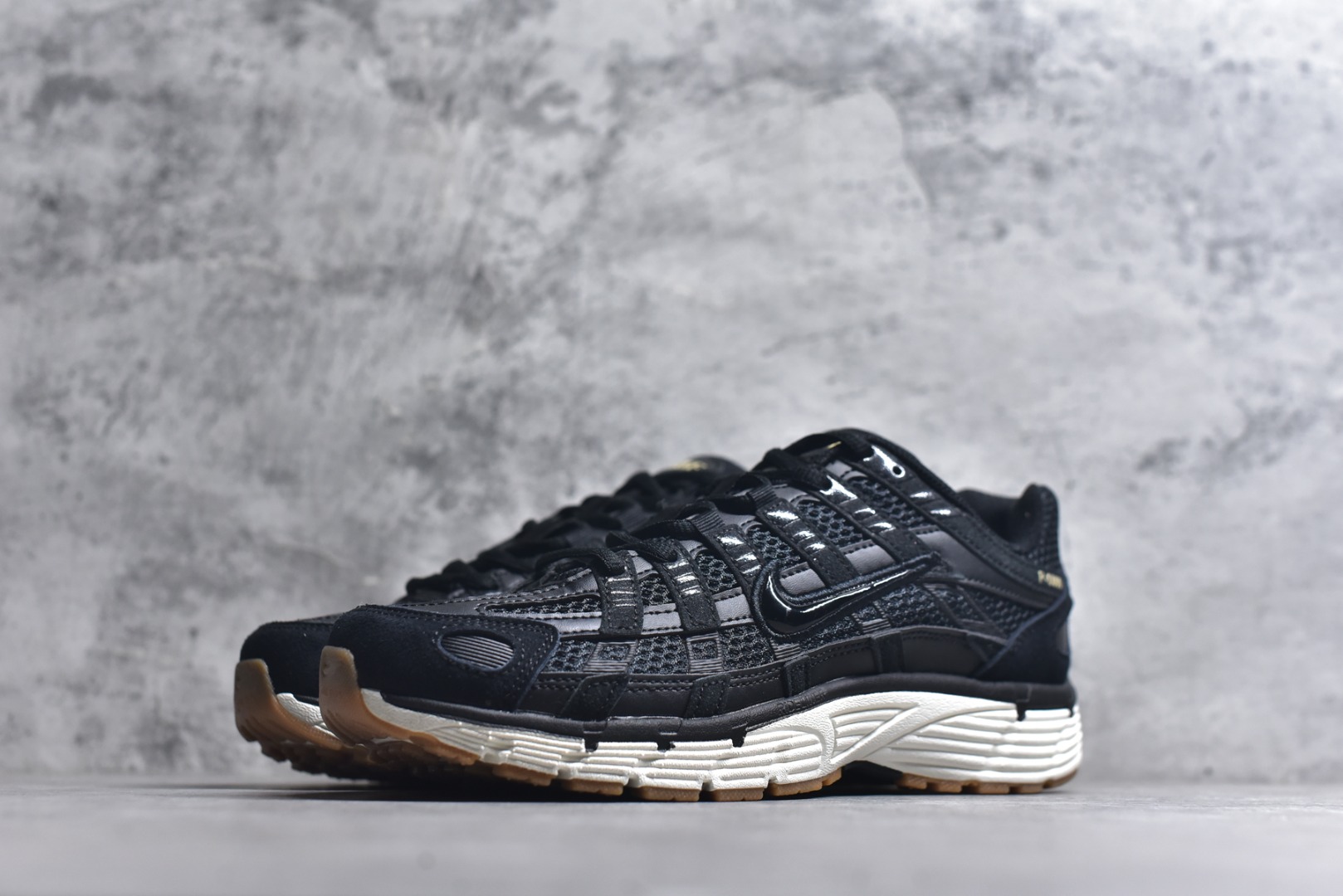 图片[2]-#NK P-6000 系列低帮复古老爹风休闲运动舒适慢跑鞋 HF0015-001 融合 Pegasus 过往运动鞋设计 助力 21 世纪早期跑步运动跃升时尚新高度 采用透气网眼布、运动风格线条和耐穿覆面 兼具吸睛外观和舒适感受 中底泡绵以田径赛道为灵感 打造厚实设计 缔造出众缓震性能 尺码：36 36.5 37.5 38 38.5 39 40 40.5 41 42 42.5 43 44 44.5 45-选品中心