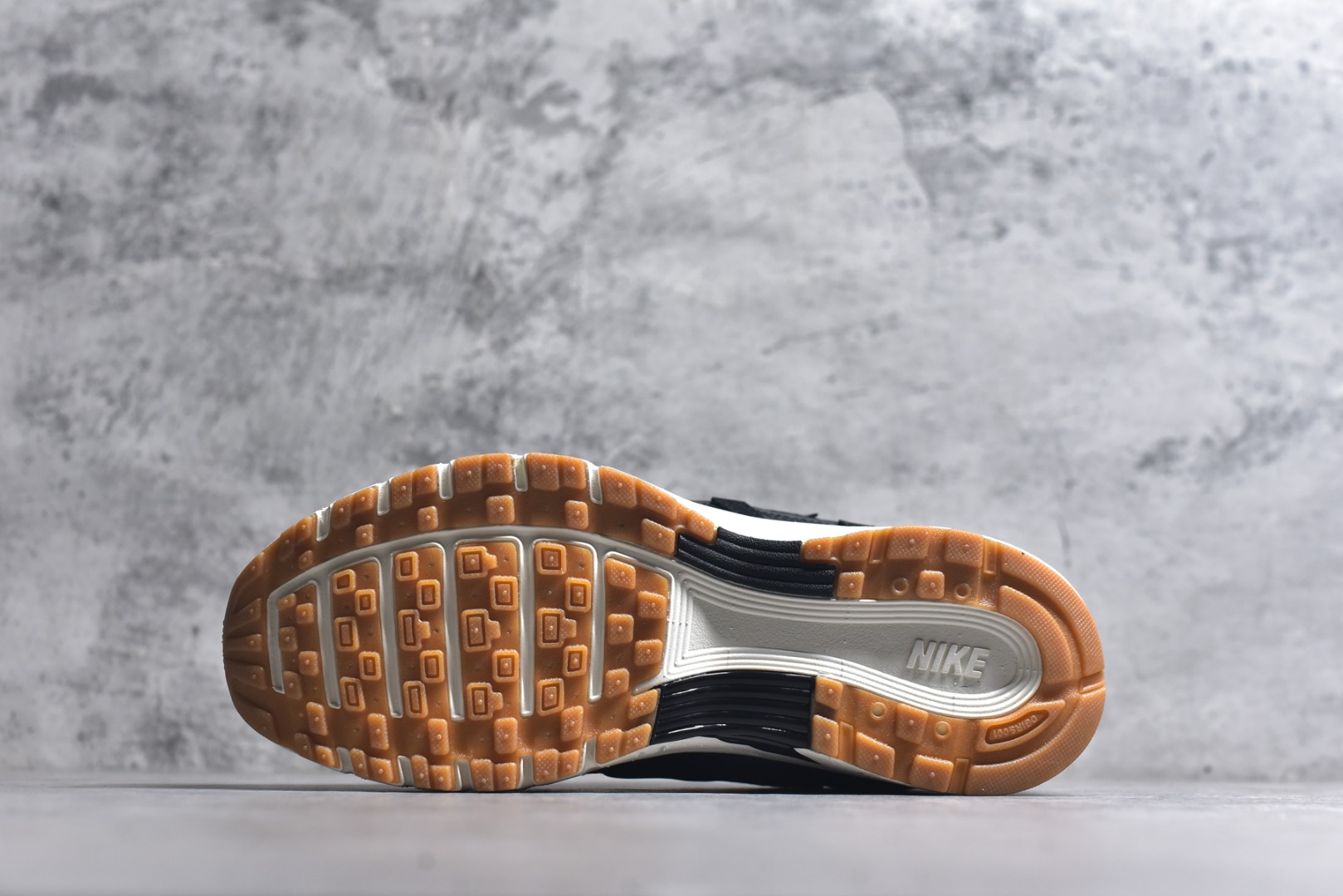 图片[6]-#NK P-6000 系列低帮复古老爹风休闲运动舒适慢跑鞋 HF0015-001 融合 Pegasus 过往运动鞋设计 助力 21 世纪早期跑步运动跃升时尚新高度 采用透气网眼布、运动风格线条和耐穿覆面 兼具吸睛外观和舒适感受 中底泡绵以田径赛道为灵感 打造厚实设计 缔造出众缓震性能 尺码：36 36.5 37.5 38 38.5 39 40 40.5 41 42 42.5 43 44 44.5 45-选品中心