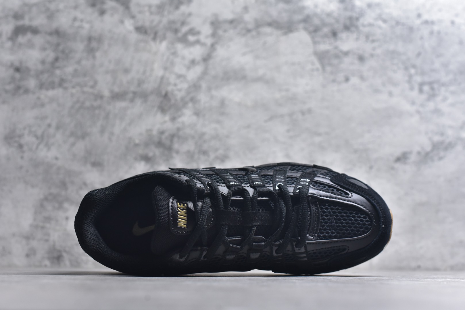 图片[4]-#NK P-6000 系列低帮复古老爹风休闲运动舒适慢跑鞋 HF0015-001 融合 Pegasus 过往运动鞋设计 助力 21 世纪早期跑步运动跃升时尚新高度 采用透气网眼布、运动风格线条和耐穿覆面 兼具吸睛外观和舒适感受 中底泡绵以田径赛道为灵感 打造厚实设计 缔造出众缓震性能 尺码：36 36.5 37.5 38 38.5 39 40 40.5 41 42 42.5 43 44 44.5 45-选品中心