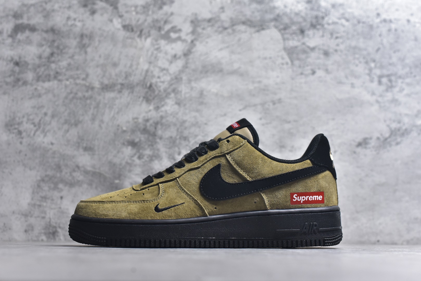 #海外限量发售！公司级NIke Air Force 1 \'07 Low “LV联名--卡其墨黑” 空军一号低帮 运动鞋 休闲鞋 顶级麂皮 折边针车 工艺难度大 原楦头原纸板 高端定制鞋盒 原厂鞋底 超高清洁度 细节完美 货号：DV5477-201 尺码：36 36.5 37.5 38 38.5 39 40 40.5 41 42 42.5 43 44 44.5 45-选品中心