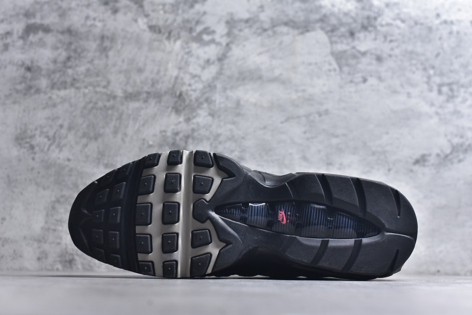 图片[6]-#NK Air Max 95 OG 联名复古舒适气垫运动鞋 DM0011-007 全部配色 原鞋开发生产 高度还原 一眼ZP既视感 男女鞋真标半码制 原楦原纸版数据开发 环保进口透气牛皮革材质 高弹EVA缓震中底组合开窗式Air气垫装置 外置防滑耐磨橡胶外底❗ 尺码：36 37.5 38 38.5 39 40 40.5 41 42 42.5 43 44 44.5 45 46 47.5-选品中心