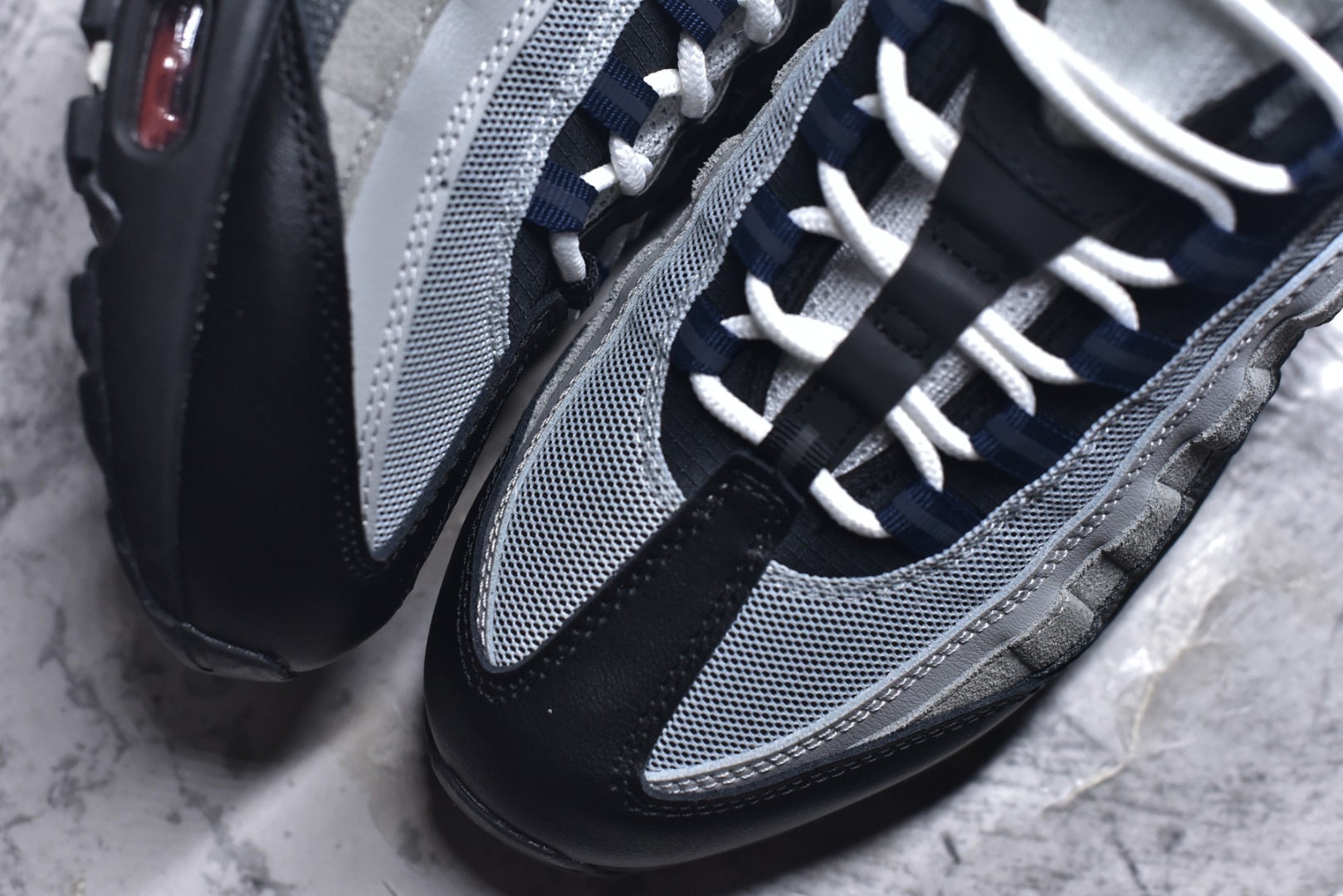 图片[8]-#NK Air Max 95 OG 联名复古舒适气垫运动鞋 DM0011-007 全部配色 原鞋开发生产 高度还原 一眼ZP既视感 男女鞋真标半码制 原楦原纸版数据开发 环保进口透气牛皮革材质 高弹EVA缓震中底组合开窗式Air气垫装置 外置防滑耐磨橡胶外底❗ 尺码：36 37.5 38 38.5 39 40 40.5 41 42 42.5 43 44 44.5 45 46 47.5-选品中心