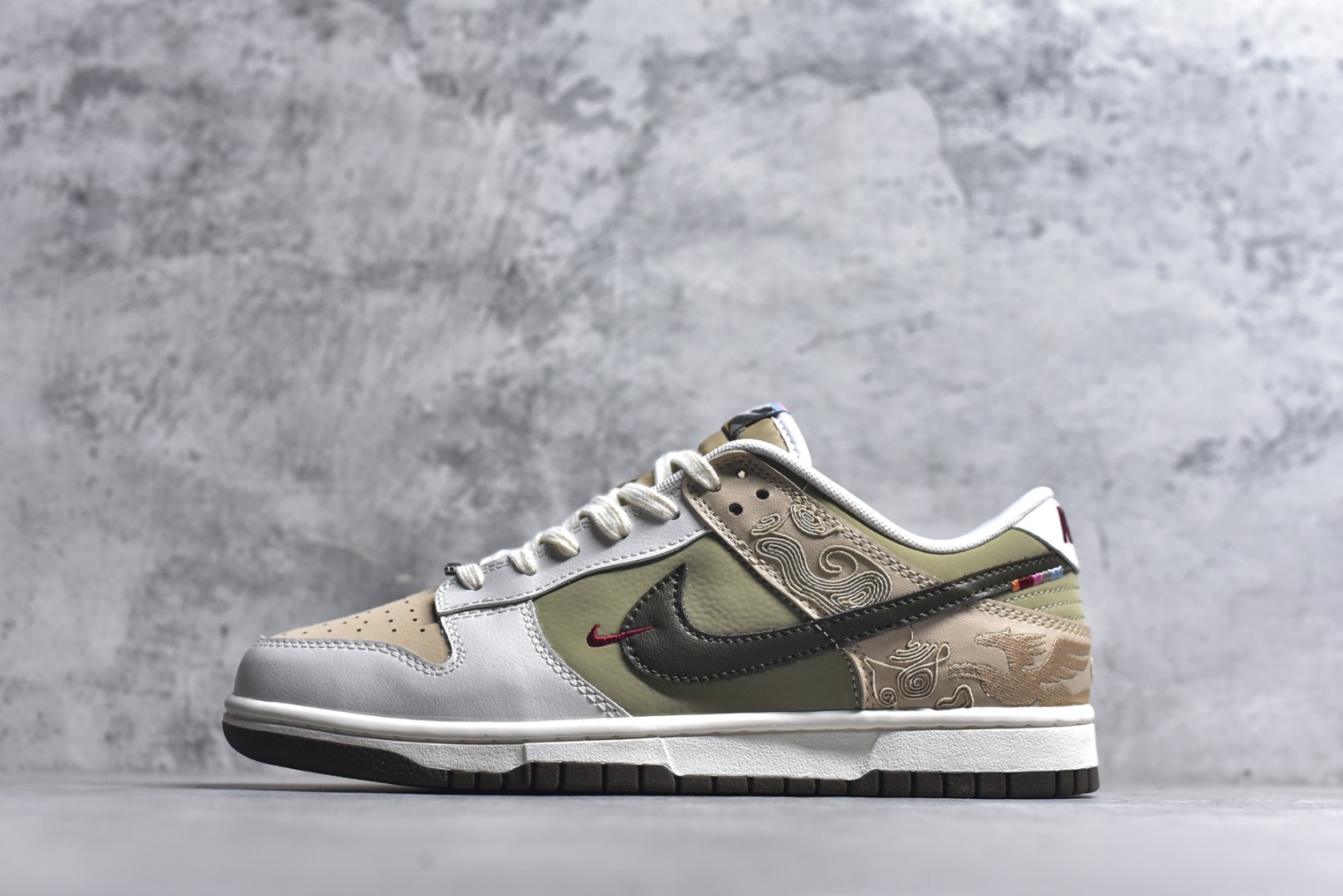 #Nike SB Dunk Low“ 马年限定”周年高端定制 低帮休闲板鞋 大厂纯原品质出货 超高清洁度 皮料切割干净无任何毛边 细节完美 货号：IQ1118-220 尺码： 35.5 36 36.5 37.5 38 38.5 39 40 40.5 41 42 42.5 43 44 44.5 45 46-选品中心