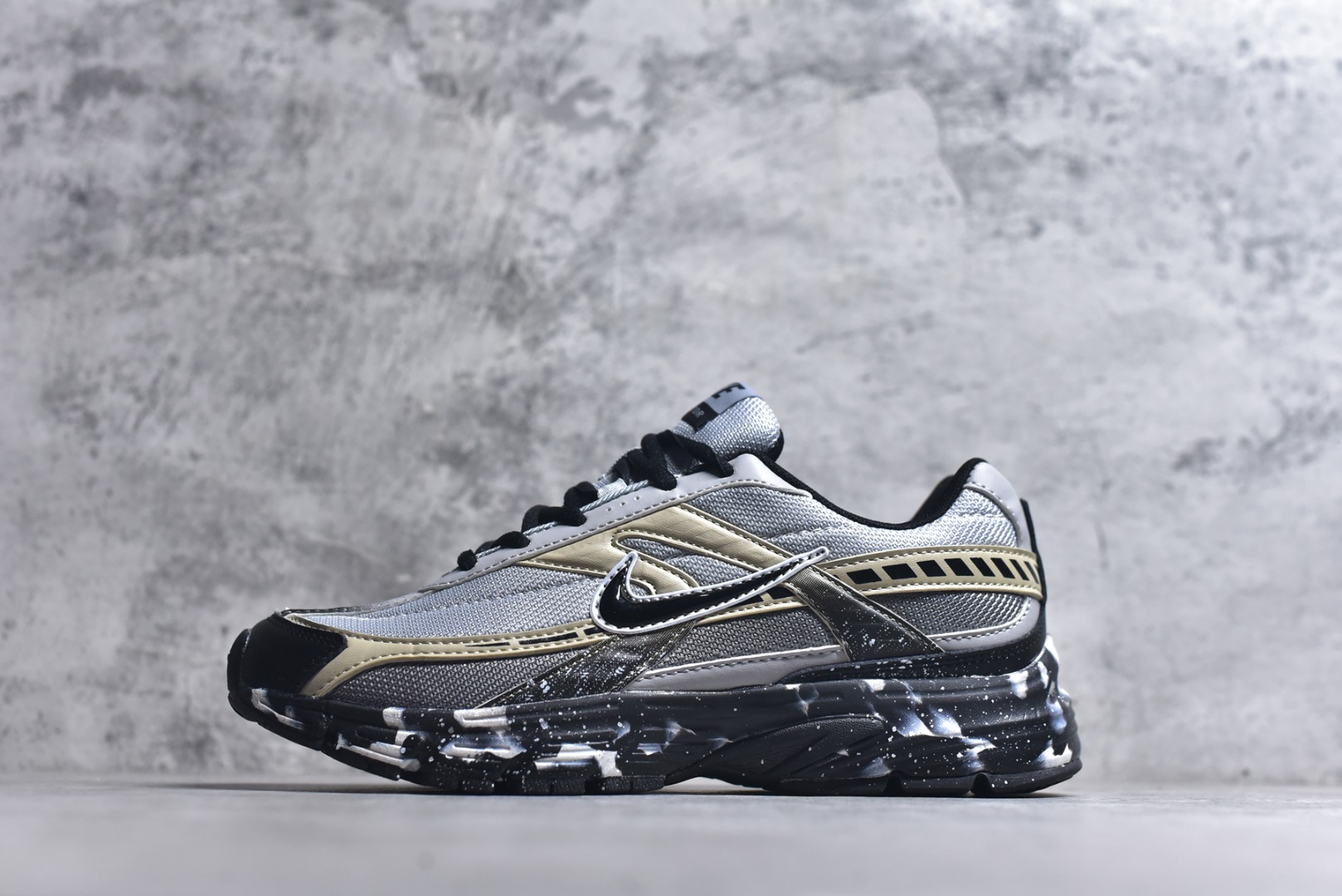 #NK Initiator 创始者系列 运动舒适复古网布合成革减震防滑耐磨低帮休闲跑步鞋 Ins爆火全新韩系古着风 回味经典 采用透气网眼鞋面和支撑覆盖层 自然运动设计的Phlyon中底用于缓冲 BRS 1000碳橡胶外底具有轻质柔韧性 牵引力和耐用性 货号：IB4339-027 尺码：36-45-选品中心