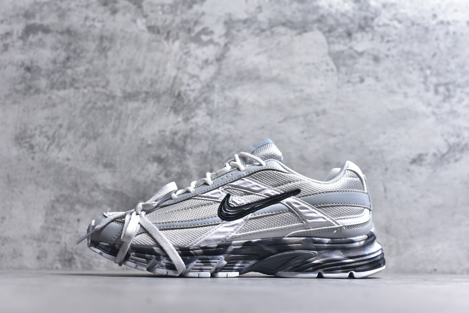 #NK Initiator 创始者系列 运动舒适复古网布合成革减震防滑耐磨低帮休闲跑步鞋 Ins爆火全新韩系古着风 回味经典 采用透气网眼鞋面和支撑覆盖层 自然运动设计的Phlyon中底用于缓冲 BRS 1000碳橡胶外底具有轻质柔韧性 牵引力和耐用性 货号：IB4339-028 尺码：36-45-选品中心