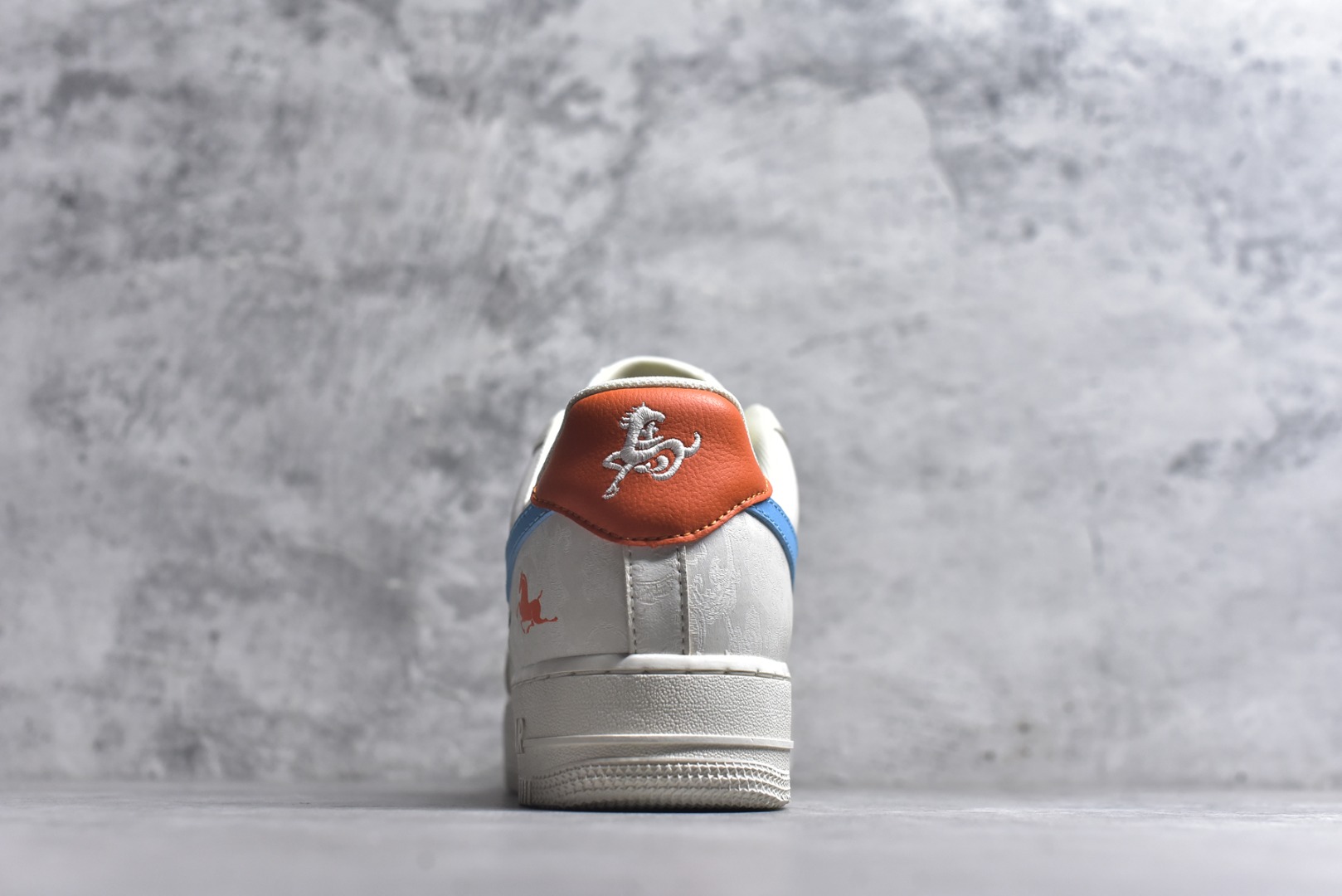 图片[5]-#海外限量发售！公司级NIke Air Force 1 \’07 Low “LV联名马年限定–彩色拼接丝绸” 空军一号低帮 运动鞋 休闲鞋 折边针车 工艺难度大 原楦头原纸板 高端定制鞋盒 原厂鞋底 超高清洁度 细节完美 货号：FV3694-100 尺码：36 36.5 37.5 38 38.5 39 40 40.5 41 42 42.5 43 44 44.5 45-选品中心