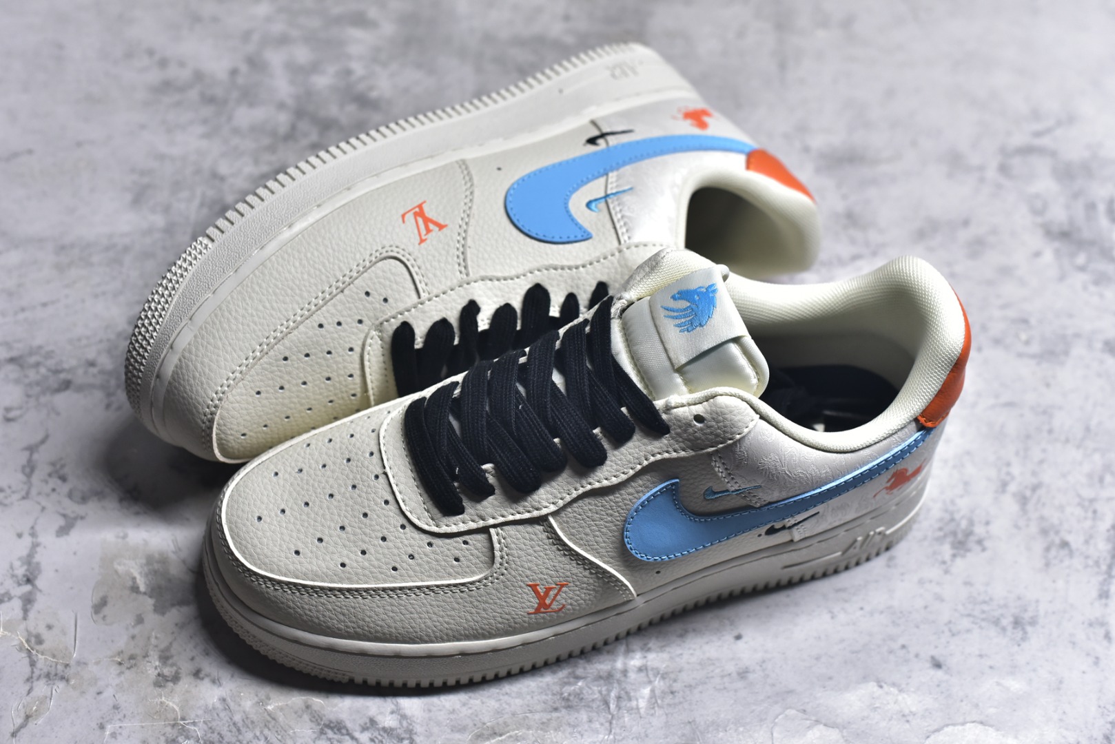 图片[7]-#海外限量发售！公司级NIke Air Force 1 \’07 Low “LV联名马年限定–彩色拼接丝绸” 空军一号低帮 运动鞋 休闲鞋 折边针车 工艺难度大 原楦头原纸板 高端定制鞋盒 原厂鞋底 超高清洁度 细节完美 货号：FV3694-100 尺码：36 36.5 37.5 38 38.5 39 40 40.5 41 42 42.5 43 44 44.5 45-选品中心