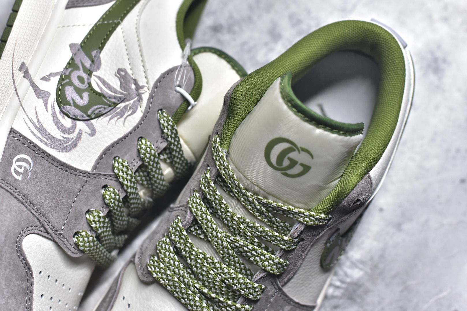 图片[9]-#2026年新款限量发售！Nike Jordan Air Jordan 1“ 古驰联名——马年限定” 高端定制 低帮 复古 减震 防滑 耐磨 篮球鞋 定制鞋盒 大厂纯原品质出货 超高清洁度 皮料切割干净无任何毛边 细节完美 货号：XX2606-006 尺码：36 36.5 37.5 38 38.5 39 40 40.5 41 42 42.5 43 44 44.5 45-选品中心