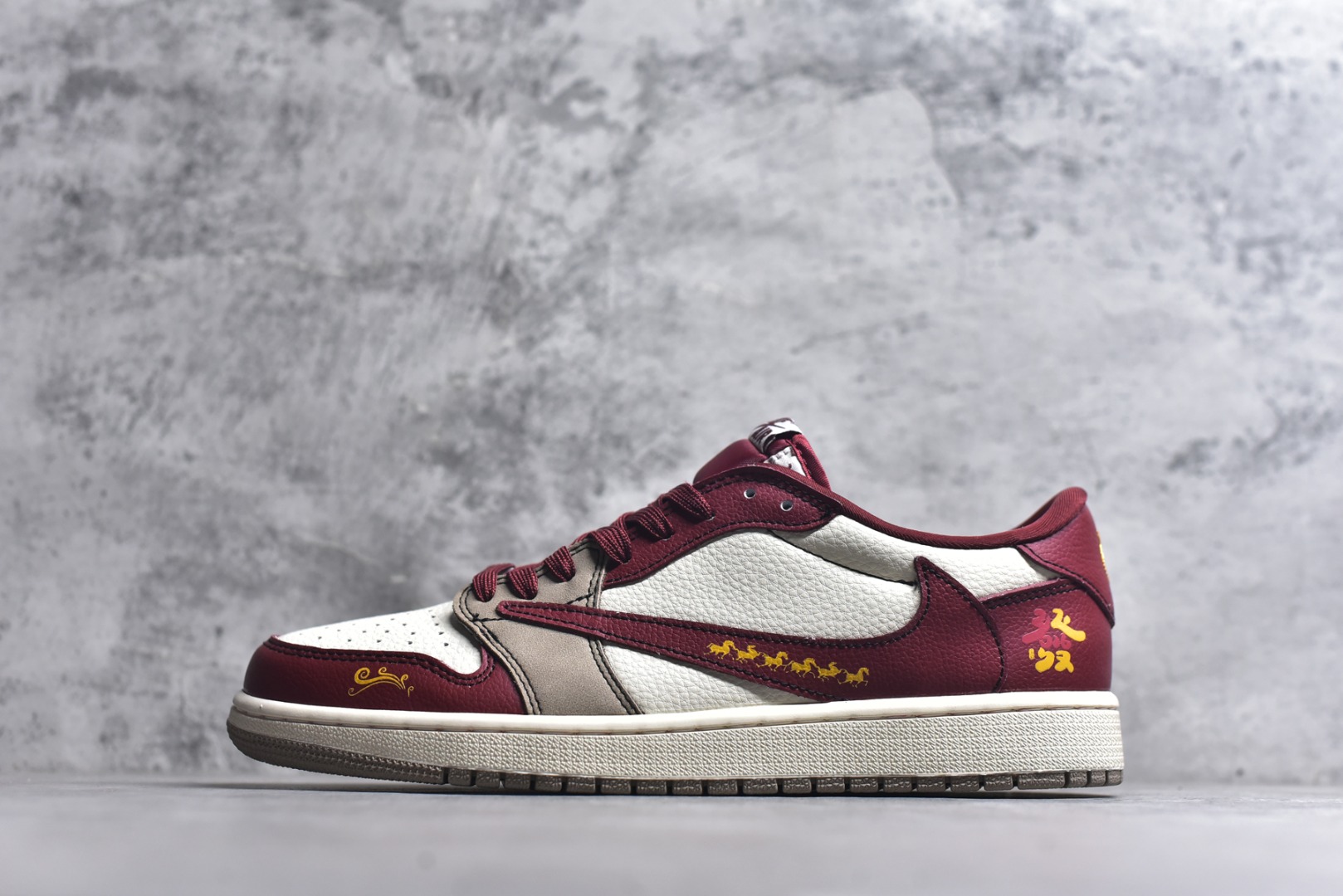 #马年定制限量发售❗️恭喜发财 🔥Travis Scott x Fragment Design x Jordan Air Jordan 1 Low OG SP “马年限定联名------白红” 马年印花 高端定制 倒钩三方联名低帮篮球鞋 #定制鞋盒 大厂纯原品质出货 超高清洁度 皮料切割干净无任何毛边 细节完美 货号：XD1979-004 尺码：36 36.5 37.5 38 38.5 39 40 40.5 41 42 42.5 43 44 44.5 45-选品中心