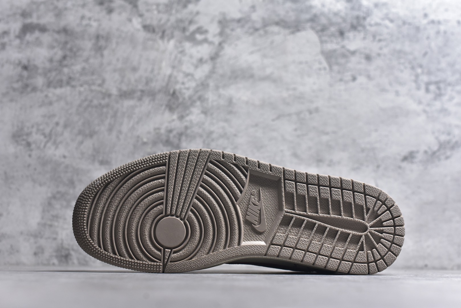 图片[6]-#马年定制限量发售❗️恭喜发财 🔥Travis Scott x Fragment Design x Jordan Air Jordan 1 Low OG SP “马年限定联名——白红” 马年印花 高端定制 倒钩三方联名低帮篮球鞋 #定制鞋盒 大厂纯原品质出货 超高清洁度 皮料切割干净无任何毛边 细节完美 货号：XD1979-004 尺码：36 36.5 37.5 38 38.5 39 40 40.5 41 42 42.5 43 44 44.5 45-选品中心