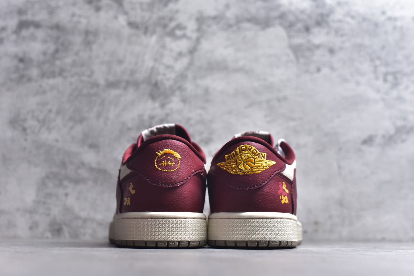 图片[5]-#马年定制限量发售❗️恭喜发财 🔥Travis Scott x Fragment Design x Jordan Air Jordan 1 Low OG SP “马年限定联名——白红” 马年印花 高端定制 倒钩三方联名低帮篮球鞋 #定制鞋盒 大厂纯原品质出货 超高清洁度 皮料切割干净无任何毛边 细节完美 货号：XD1979-004 尺码：36 36.5 37.5 38 38.5 39 40 40.5 41 42 42.5 43 44 44.5 45-选品中心