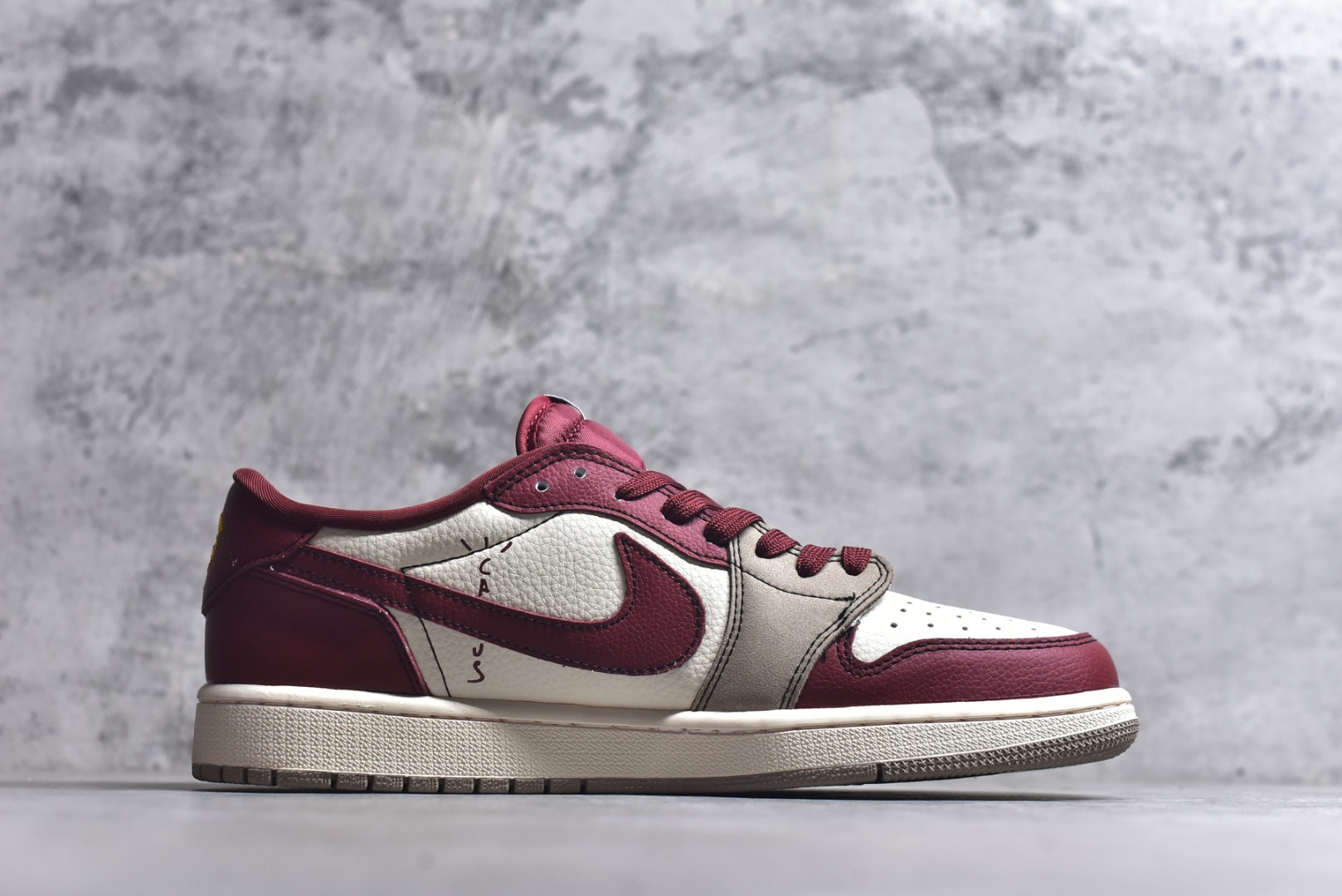 图片[3]-#马年定制限量发售❗️恭喜发财 🔥Travis Scott x Fragment Design x Jordan Air Jordan 1 Low OG SP “马年限定联名——白红” 马年印花 高端定制 倒钩三方联名低帮篮球鞋 #定制鞋盒 大厂纯原品质出货 超高清洁度 皮料切割干净无任何毛边 细节完美 货号：XD1979-004 尺码：36 36.5 37.5 38 38.5 39 40 40.5 41 42 42.5 43 44 44.5 45-选品中心